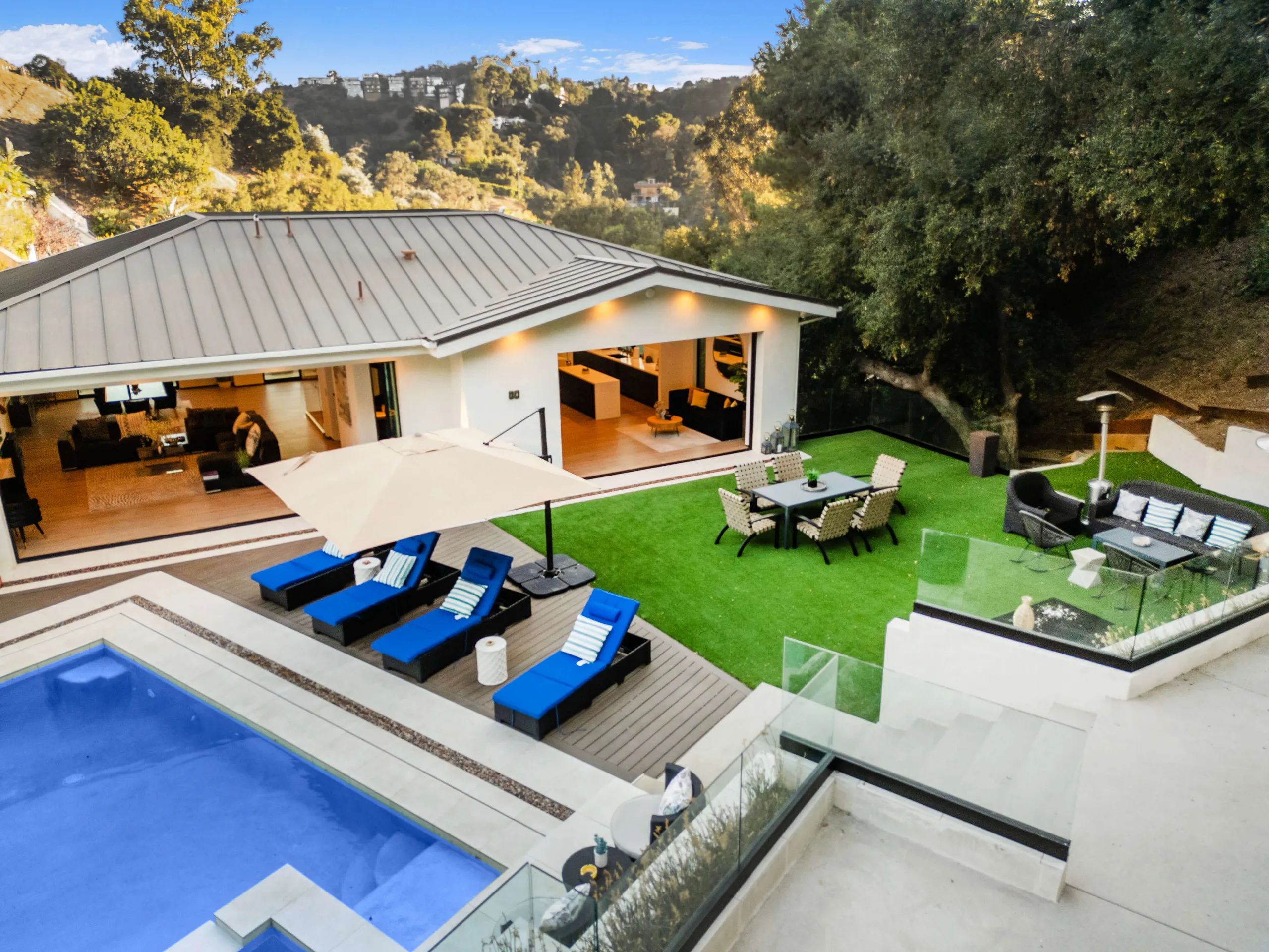 Sophisticated Laurel Canyon Villa with Pool and Backyard Lounge — photograph 12
