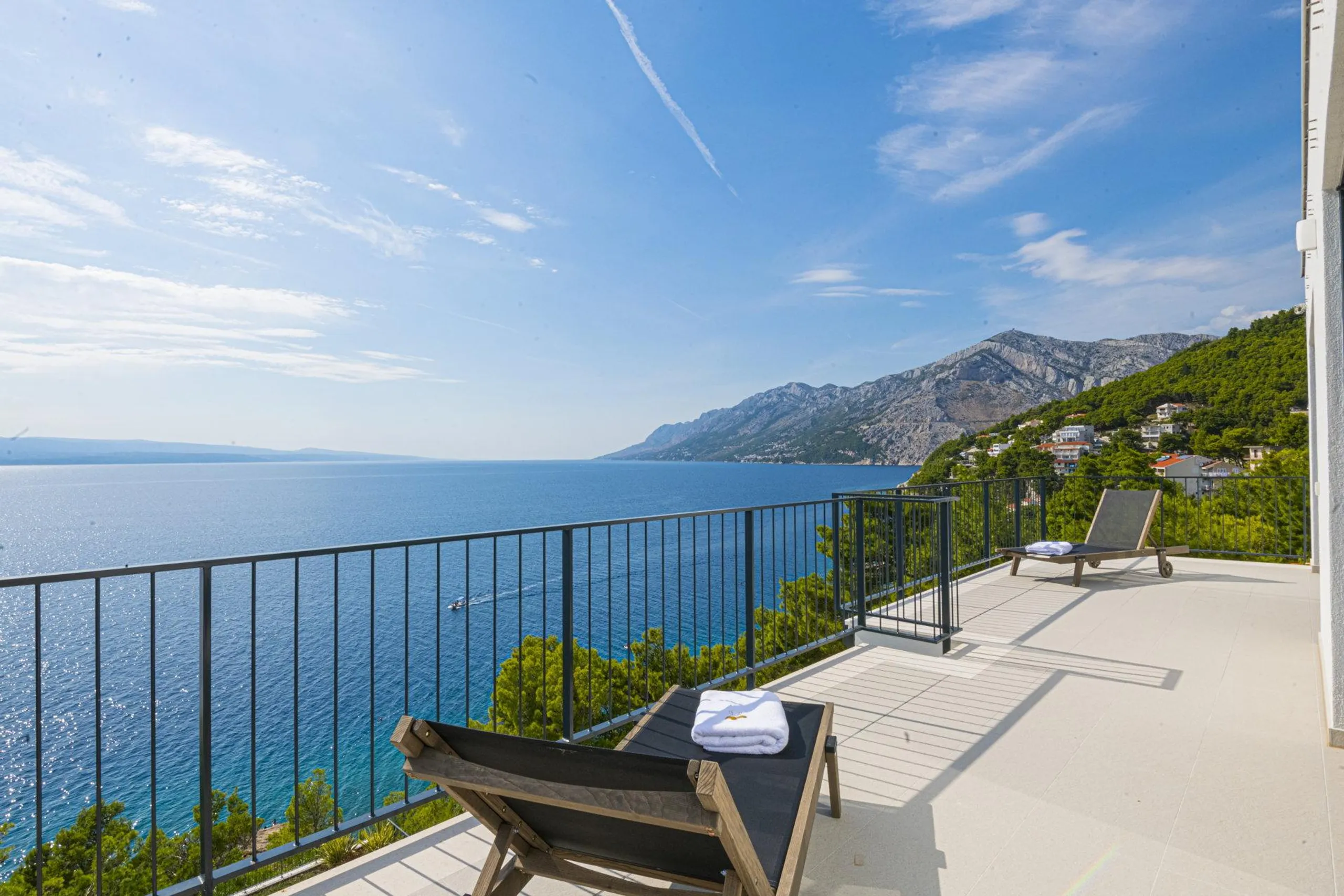 Luxurious Beachfront Villa with Infinity Pool and Elevator — photograph 12