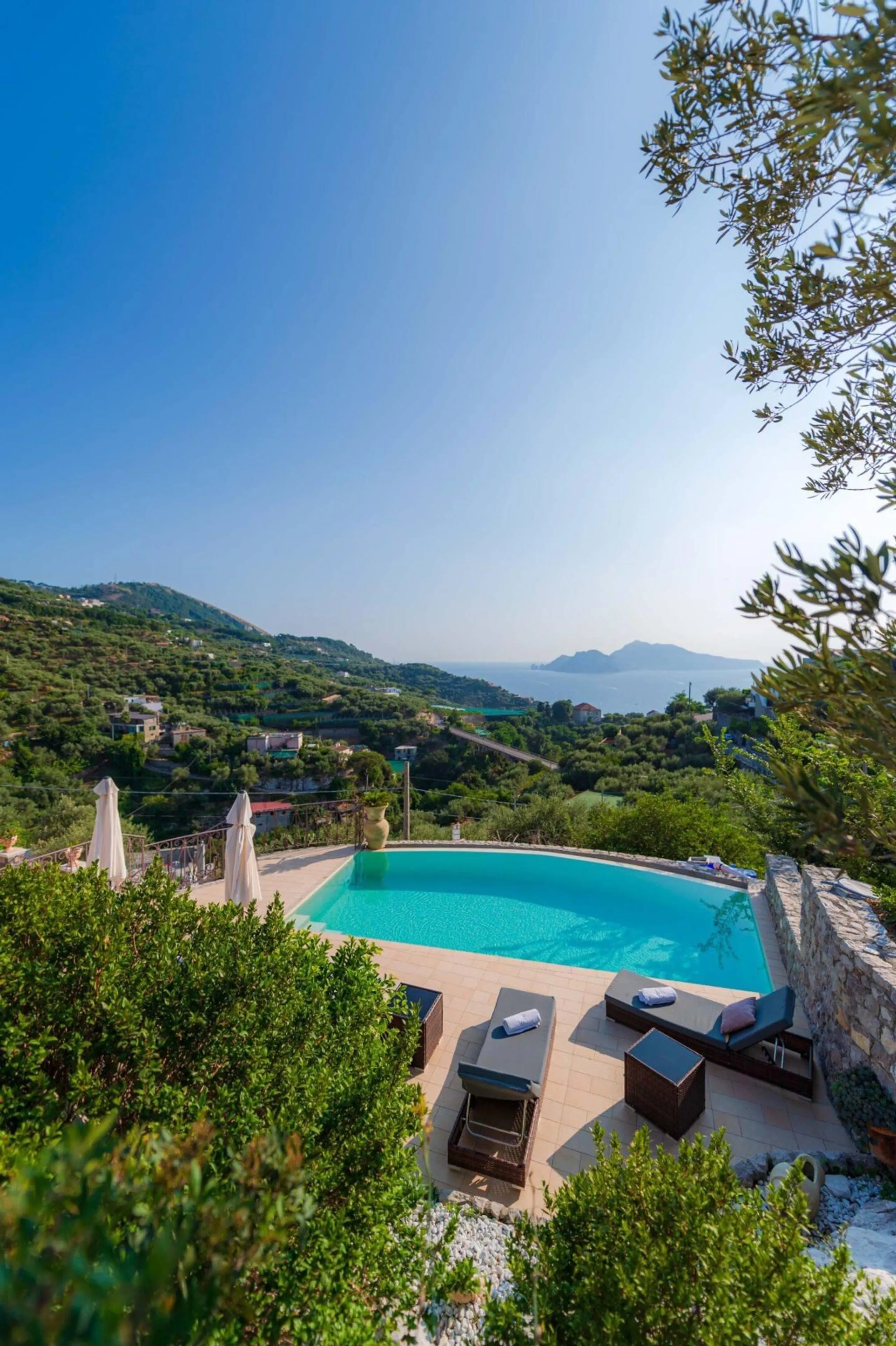 Majestic Historical Villa with Private Pool and Coastline Views — photograph 2
