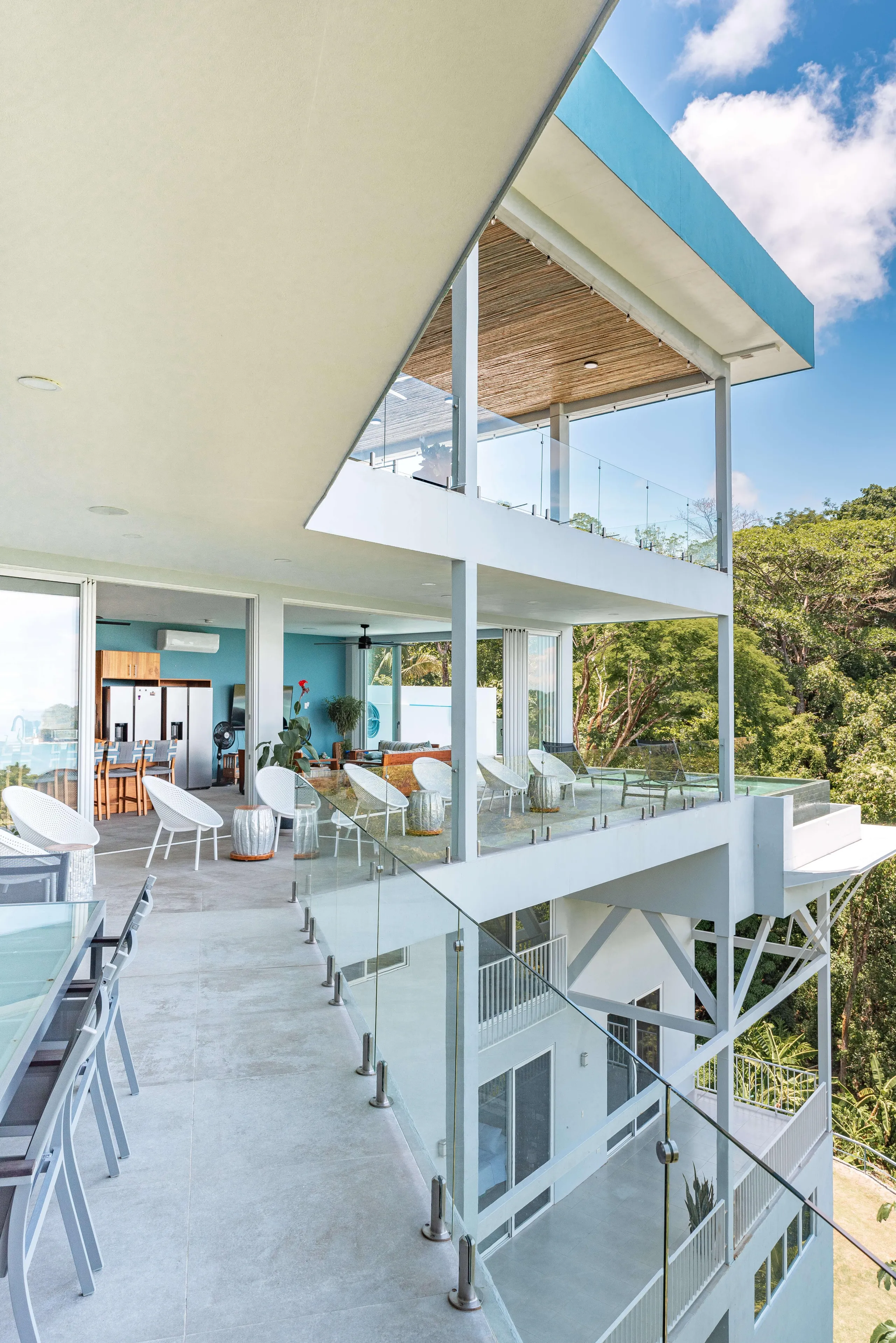 Awe-Inspiring Rainforest Villa with Infinity Pool and Panoramic Pacific Ocean Views VILLAWAY® — photograph 2