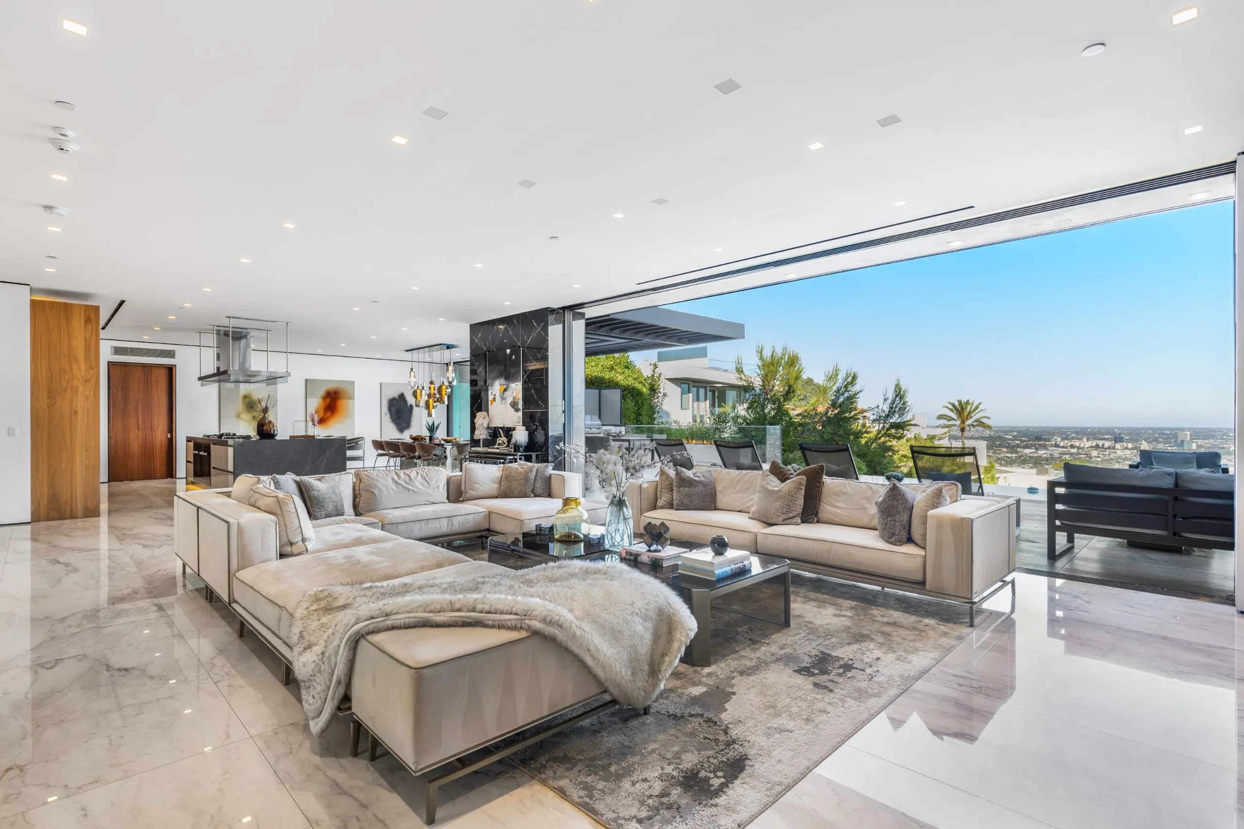 Stunning Bird Street Modern Estate with Infinity Pool and Views — photograph 5