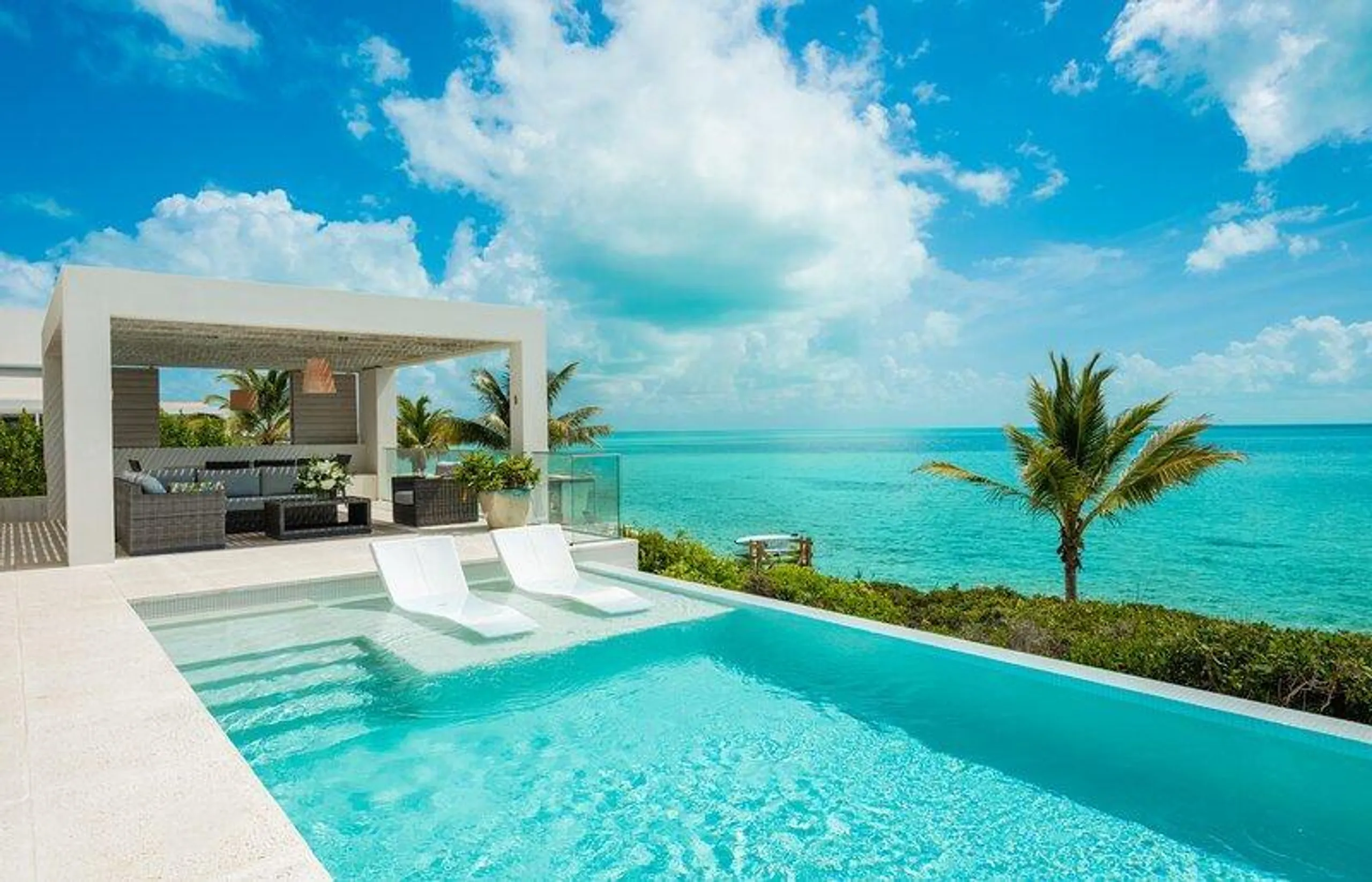 Long Bay Beach Sophisticated Oceanfront Villa Situated Almost on the Water's Edge — photograph 2