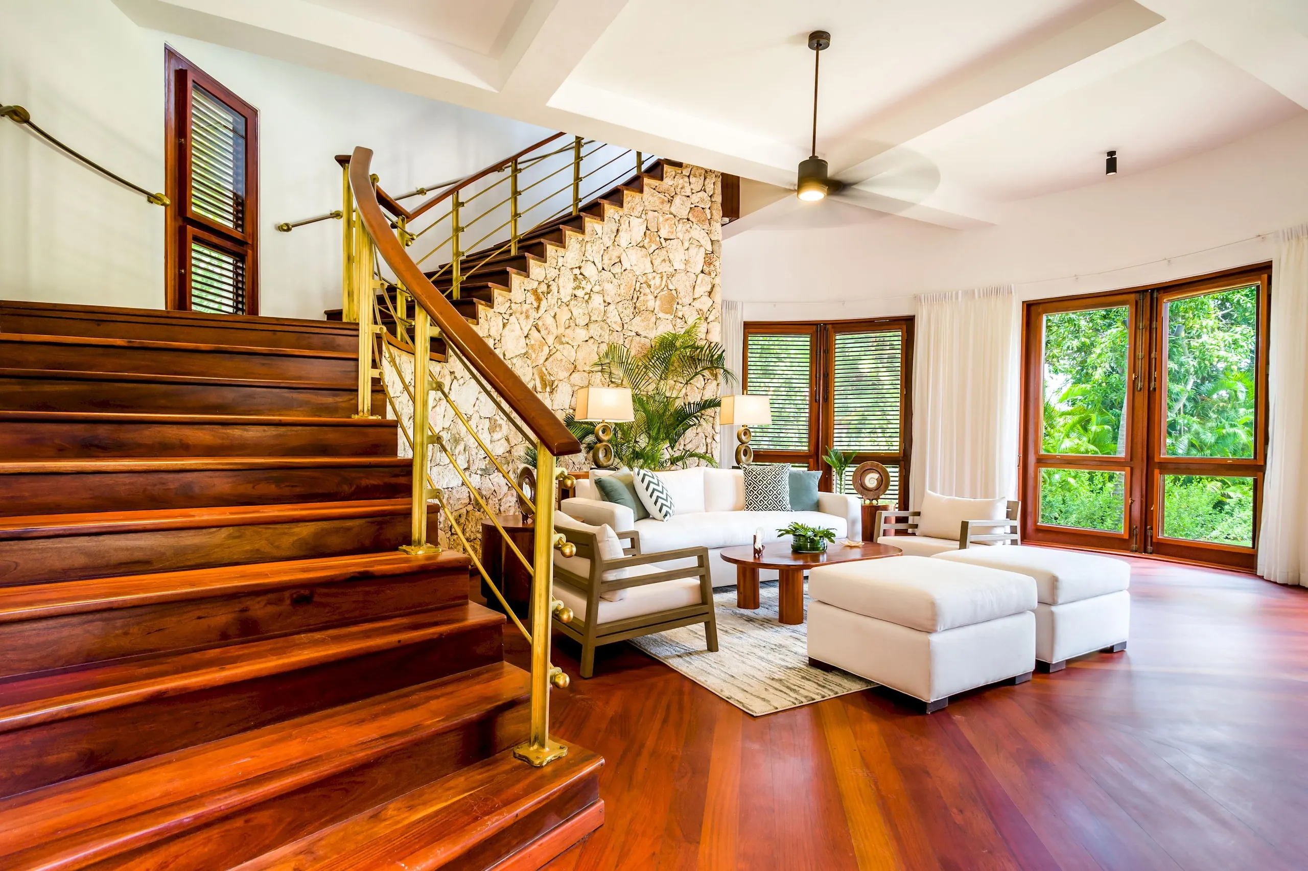 Lavish Seaview Villa with Infinity Pool and Garden Grounds — photograph 8