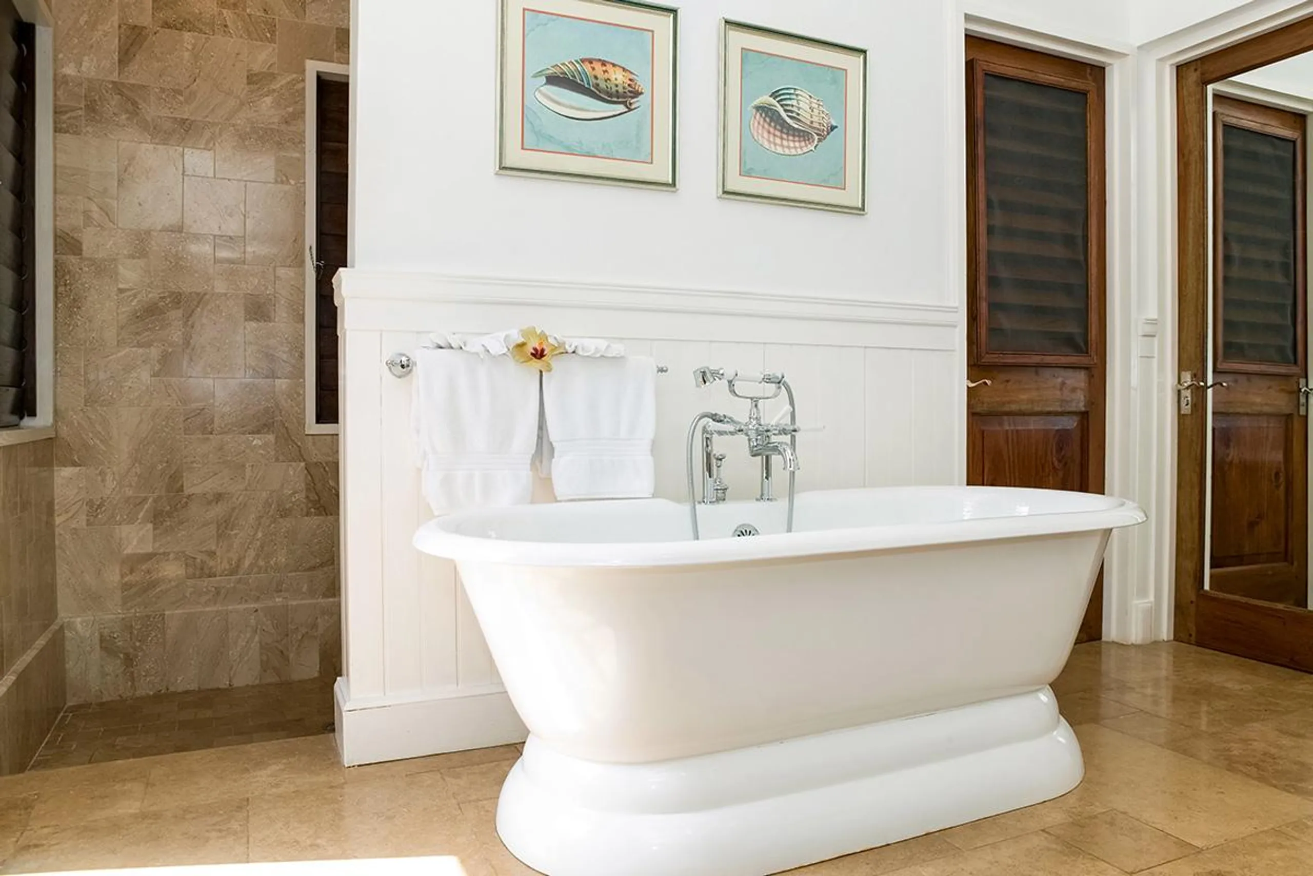 Charming Tropical Retreat in Sandy Bay with Private Pool and Lush Garden Grounds — photograph 12