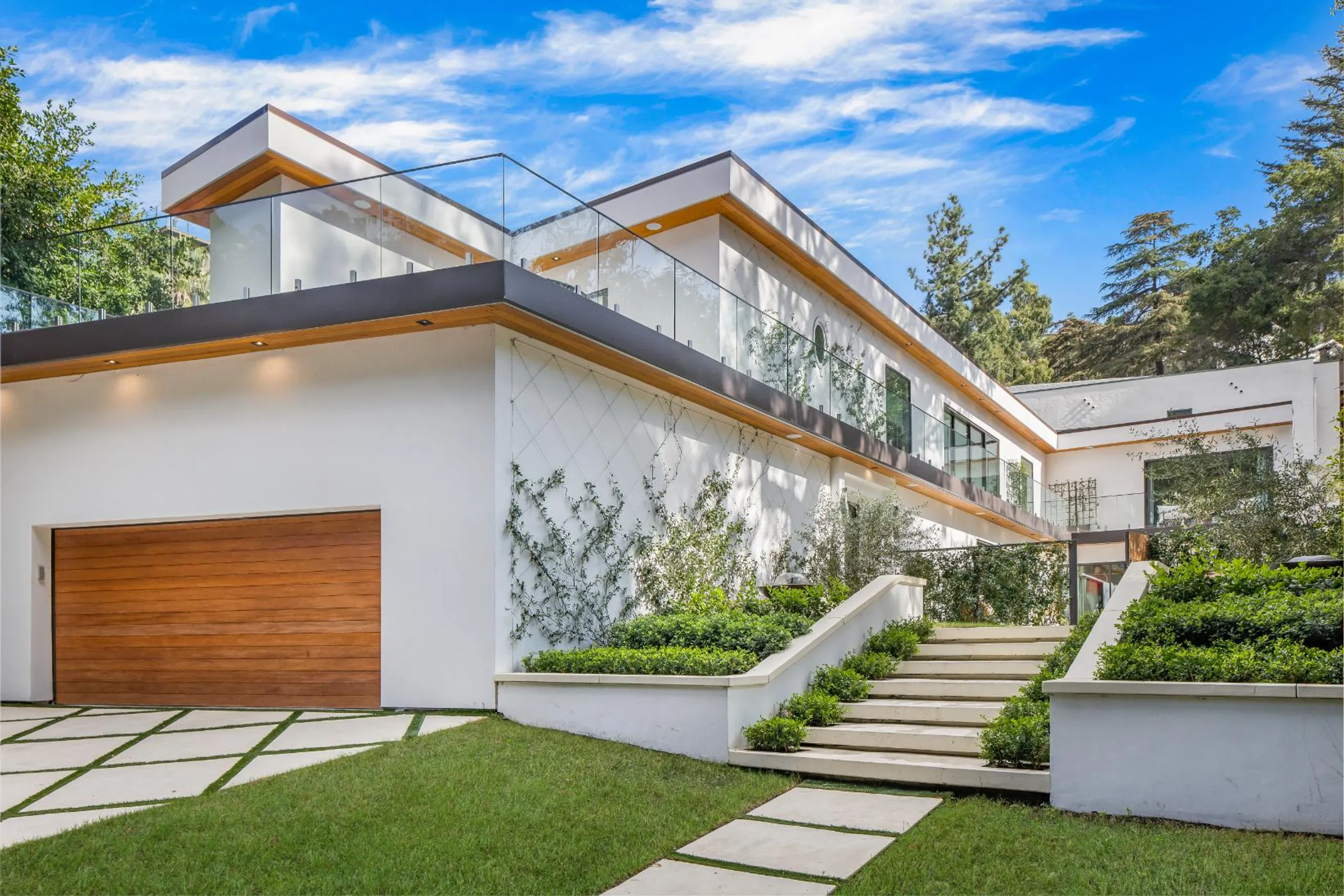 Modern Laurel Canyon Estate with Luxury Pool — photograph 4