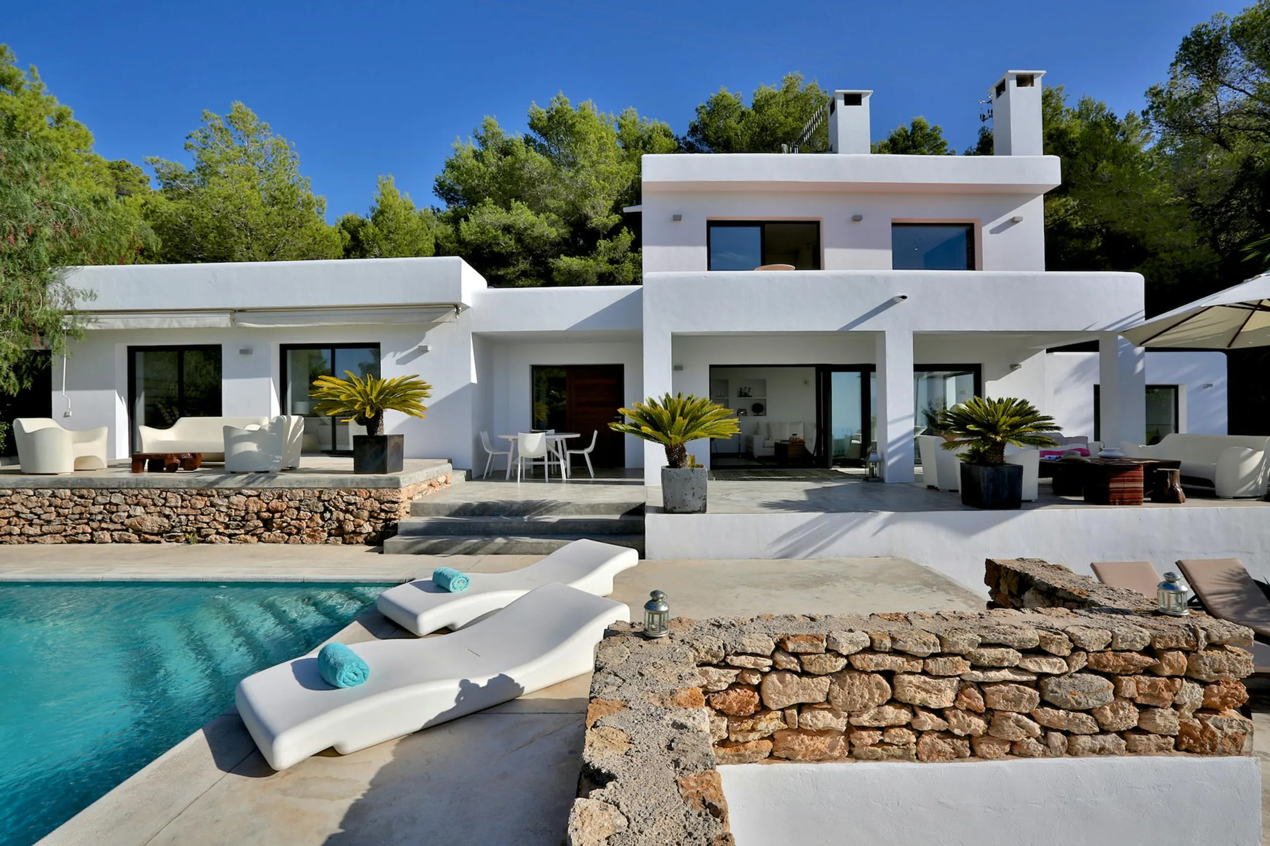 Luminous Contemporary Villa in Ibiza with Private Pool and Ocean Views — photograph 4