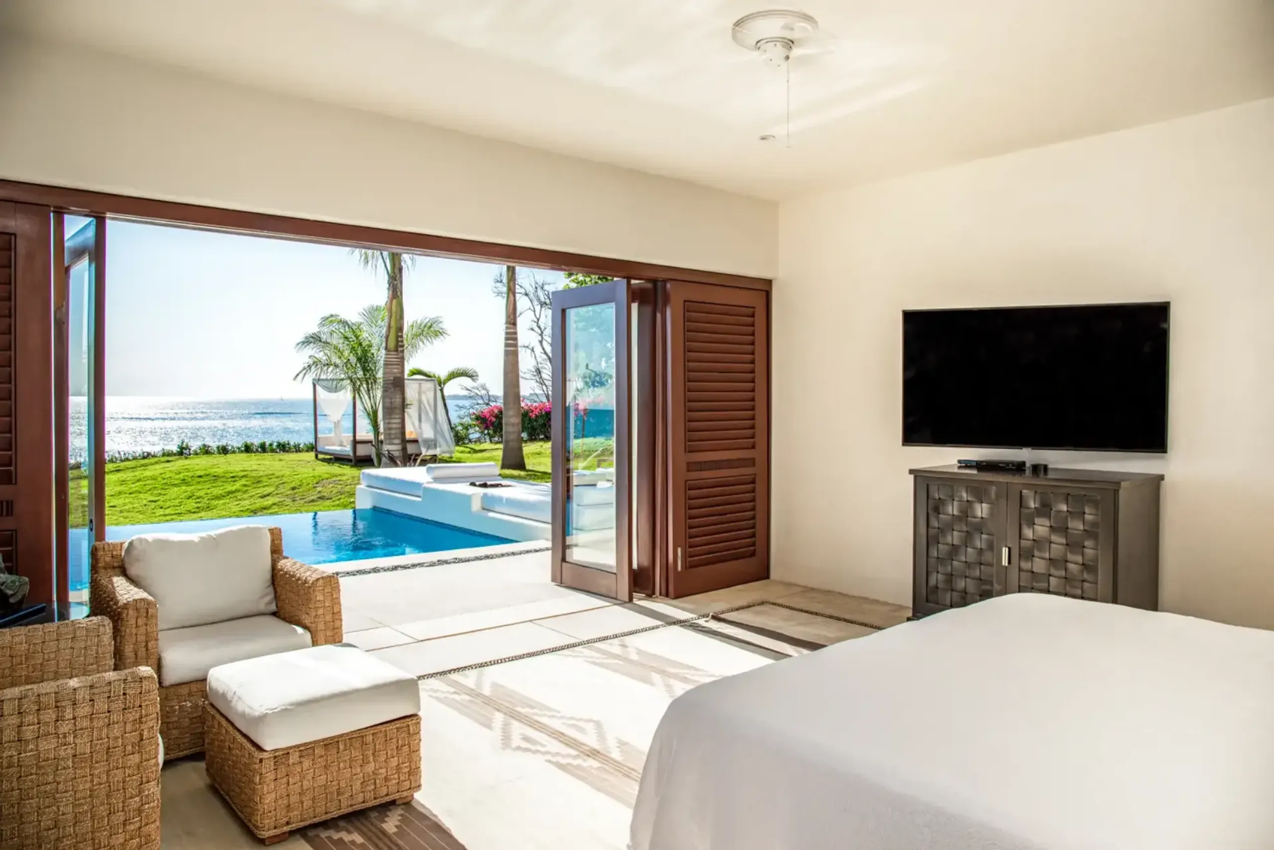 Glamorous Los Ranchos Estate Villa with Infinity Pool, and Beach Access — photograph 7
