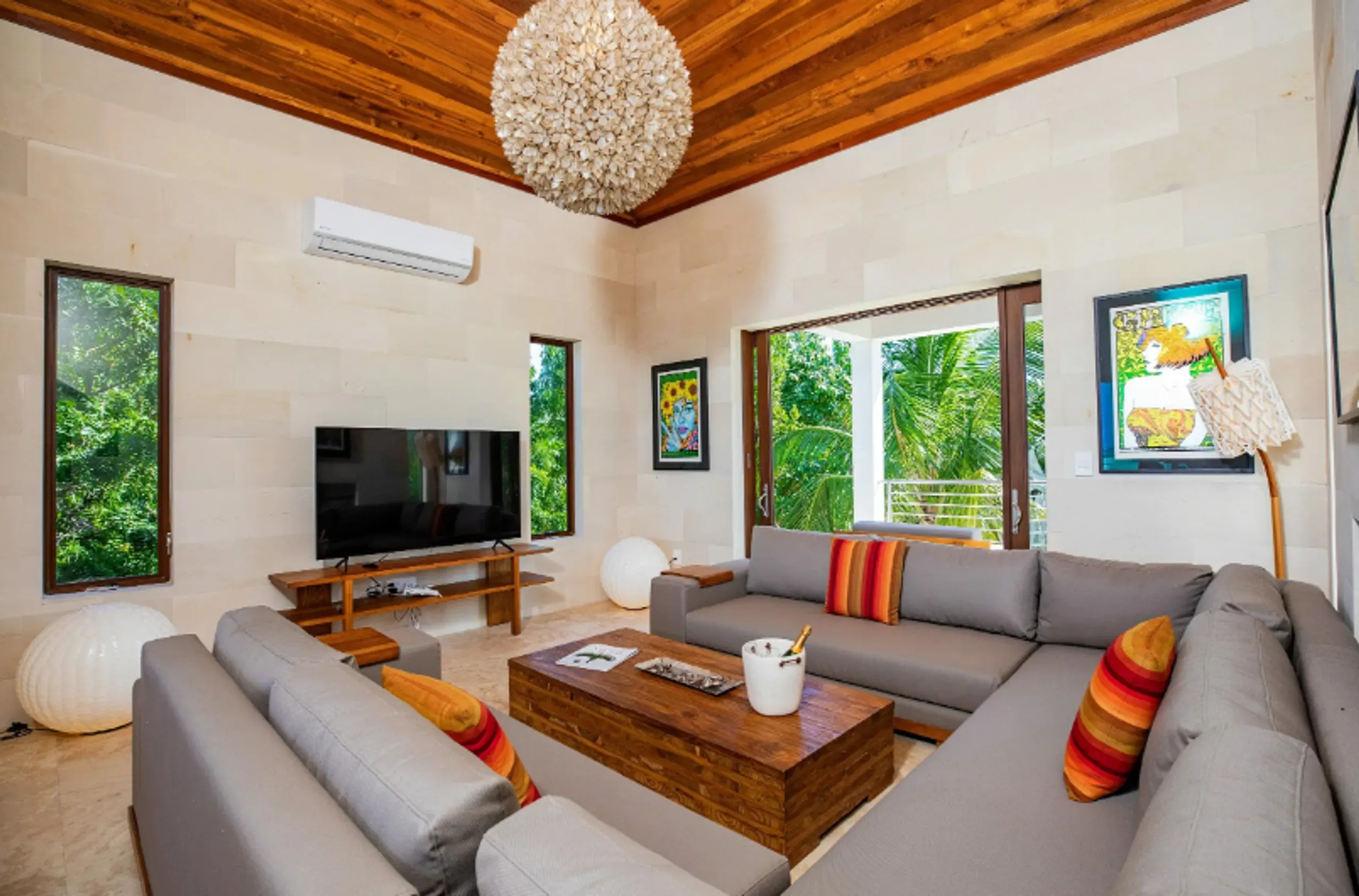 Captivating Beach Retreat with Artistic Vibes and Private Pool — photograph 11