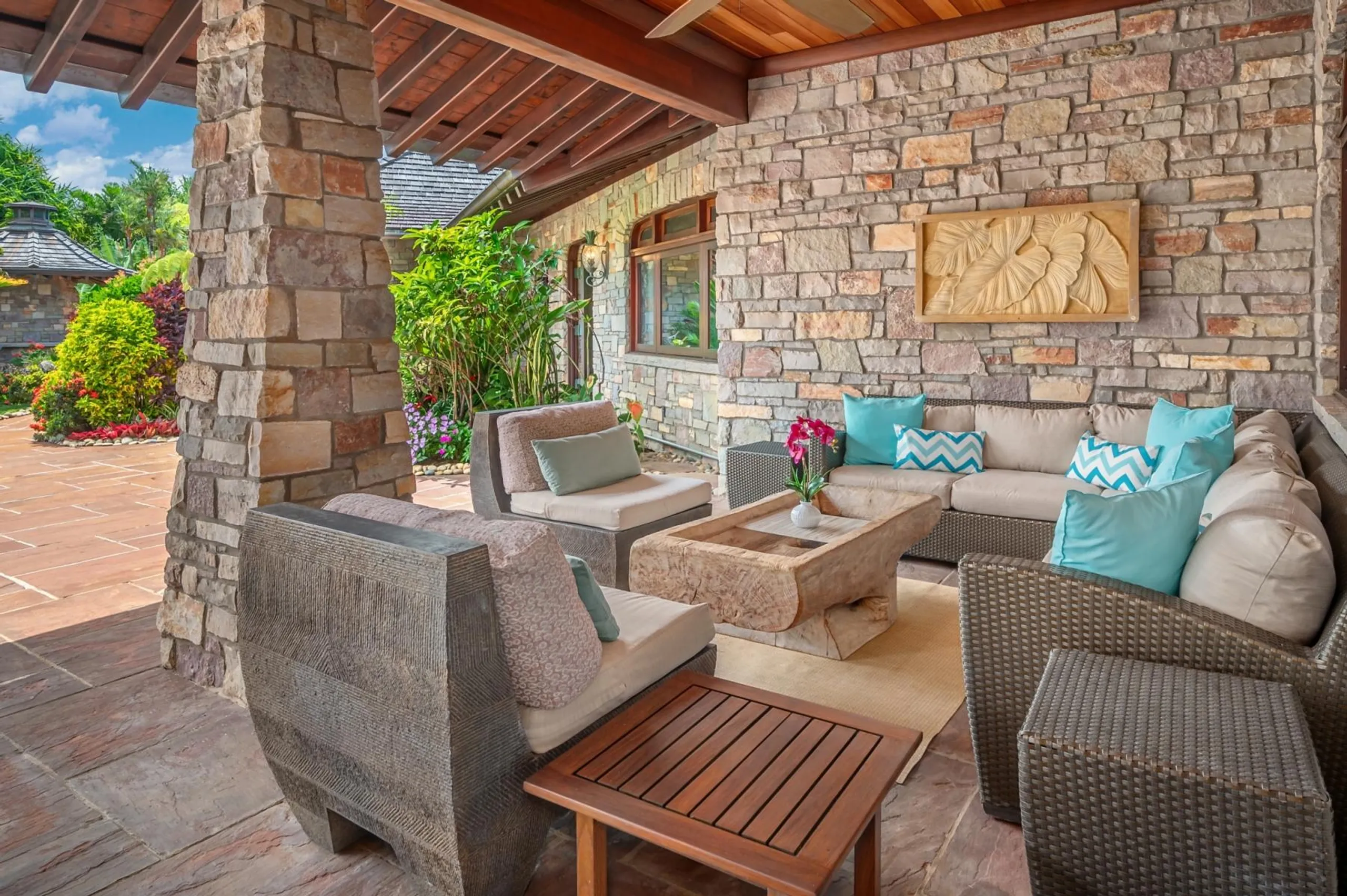 Magnificent Island Estate with Lagoon Pool and Amazing Ocean Views — photograph 10