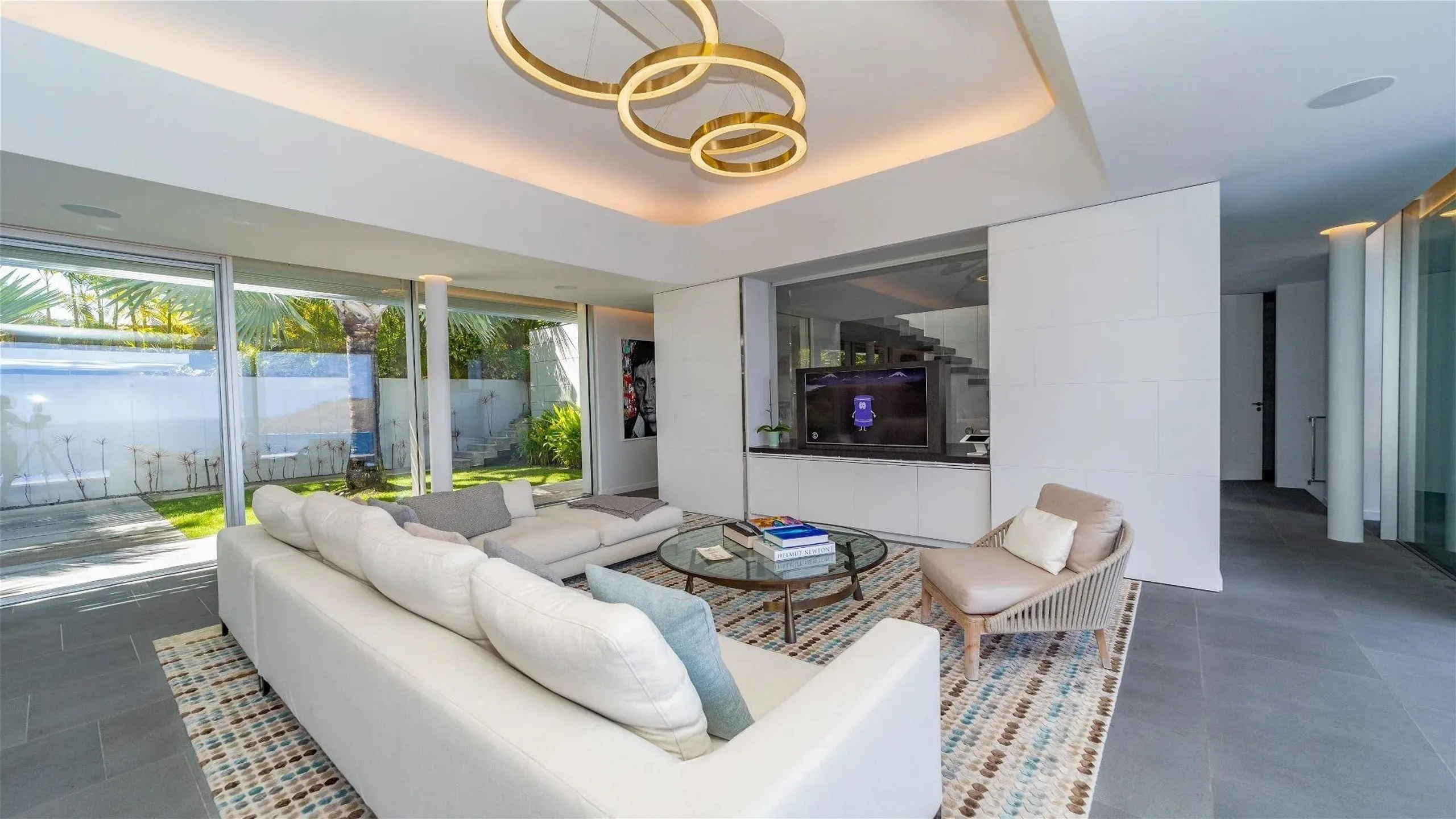 Luxurious Oceanfront Villa with Infinity Pool — photograph 5