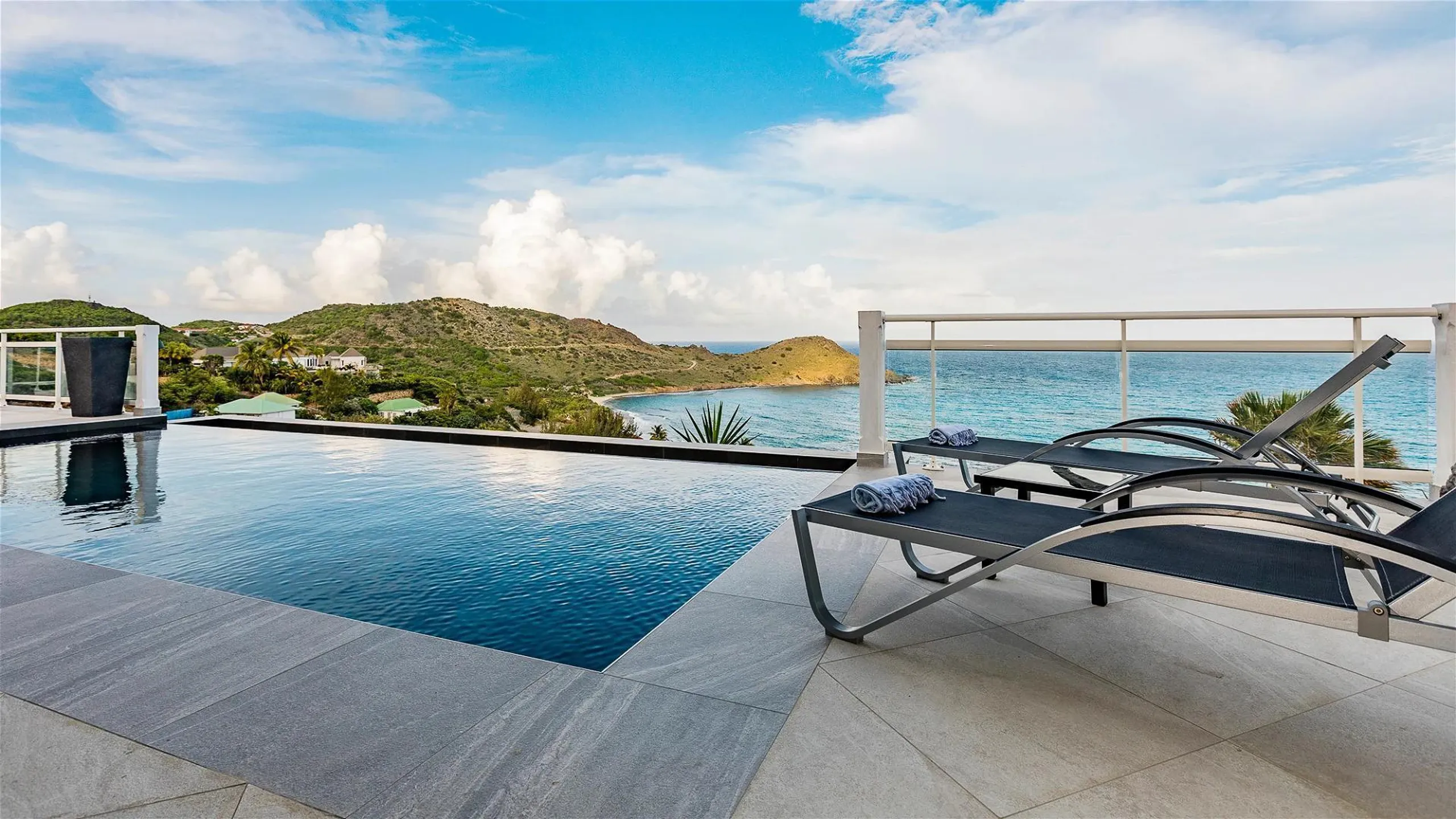 Chic Tropical Holiday Villa with Infinity Pool and Panoramic Ocean Views, Toiny