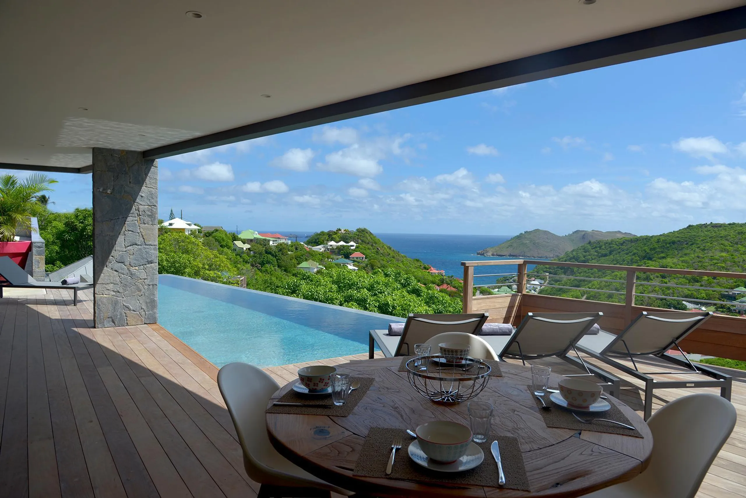 Serene Tropical Estate with Infinity Pool and Sweeping Ocean Views — photograph 2