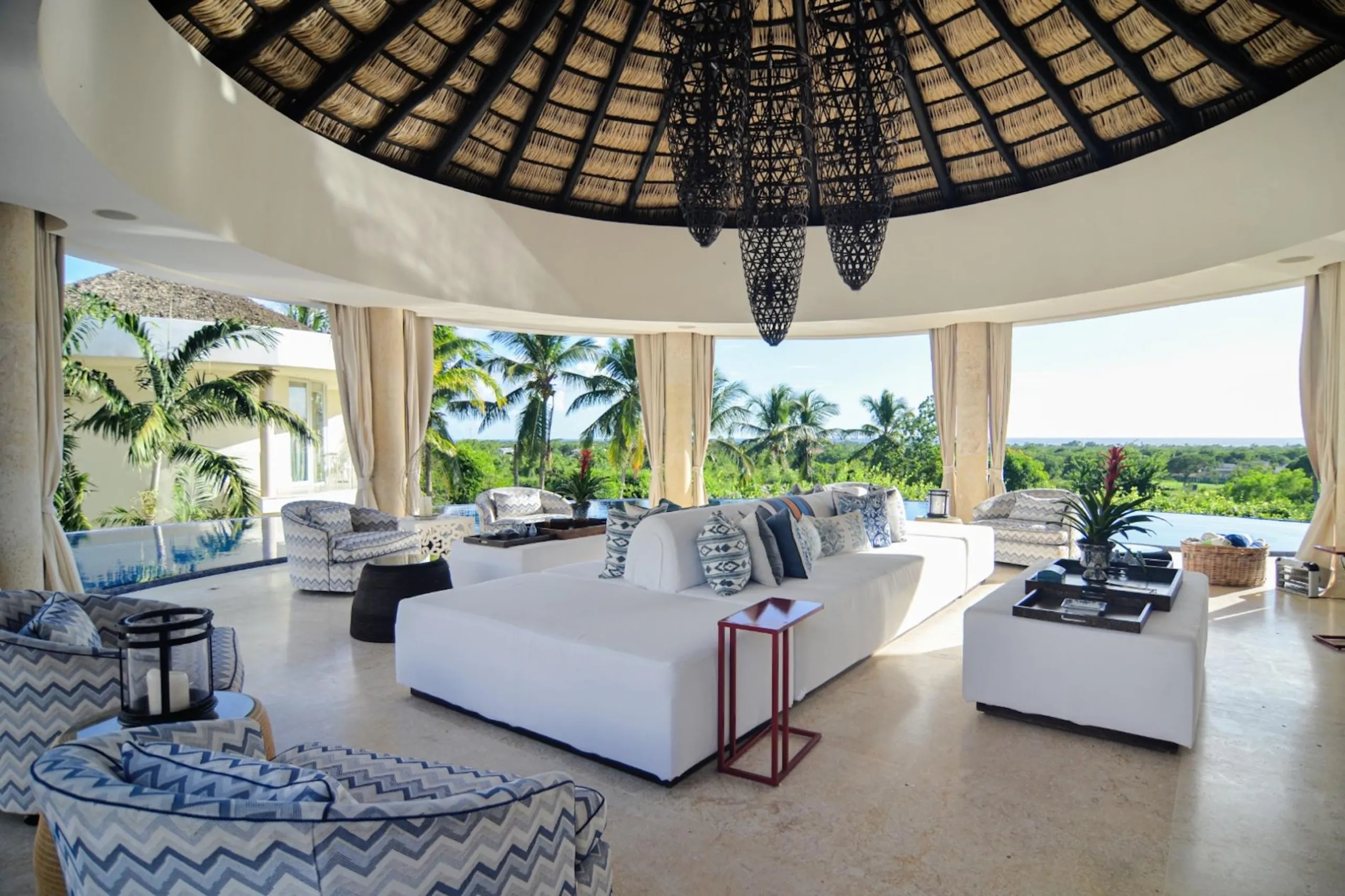 Artistic Caribbean Villa with Curved Infinity Pool and Tropical Gardens — photograph 7