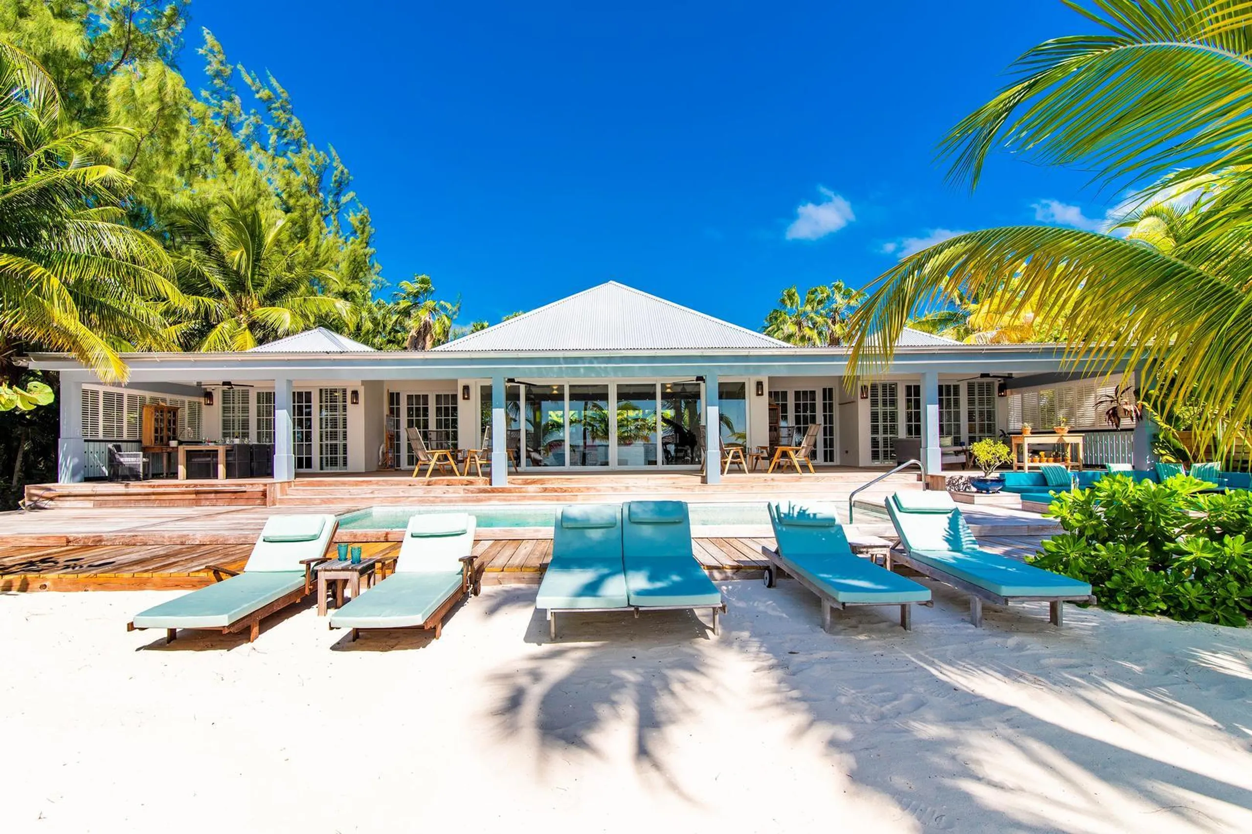 Stunning Cayman Kai Beachfront Estate with Private Pool and Ocean Views — photograph 6