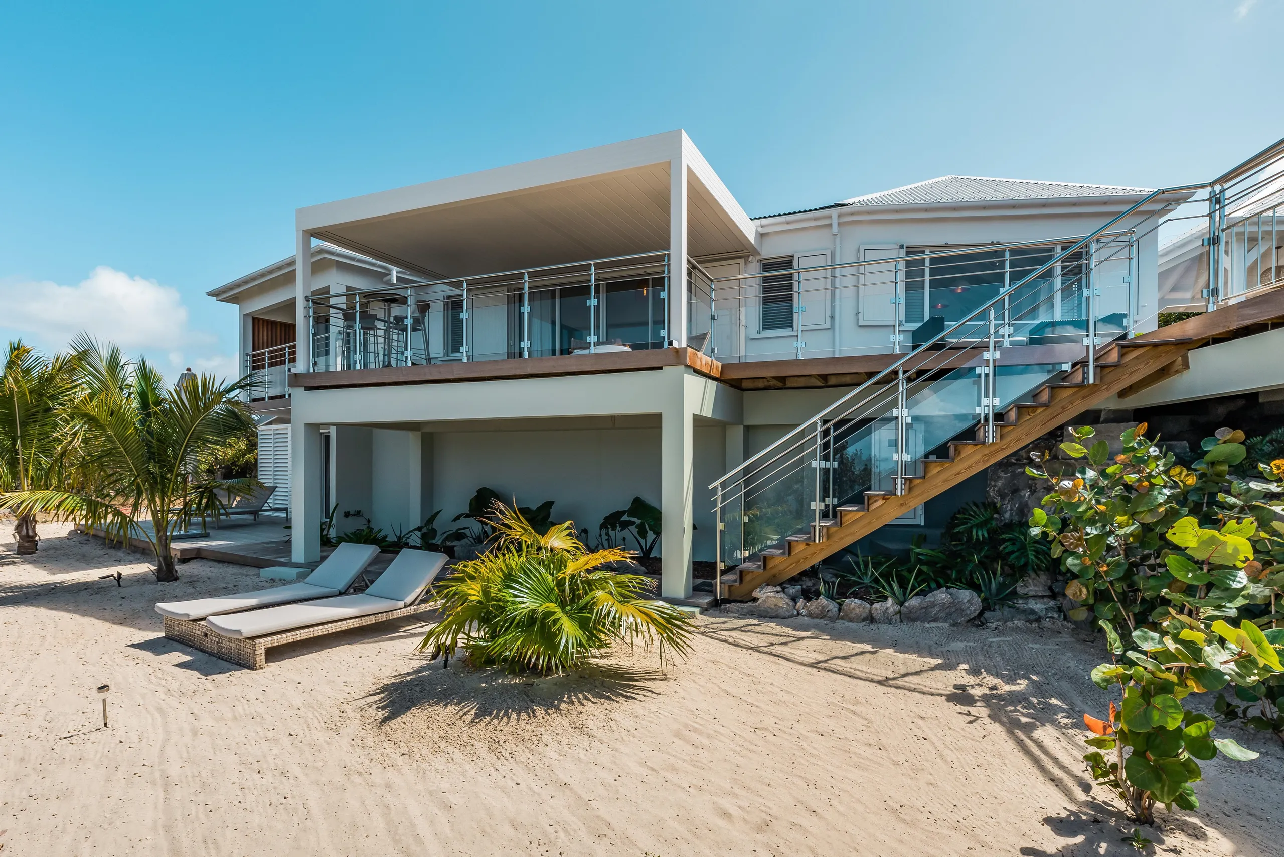 Elegant Oceanside Estate with Private Pool and Walks to Beach — photograph 5