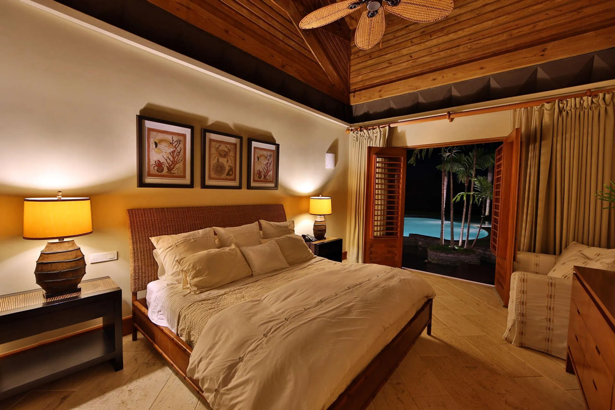 Tropical Architectural Villa with Private Pool and Country Club Access — photograph 12