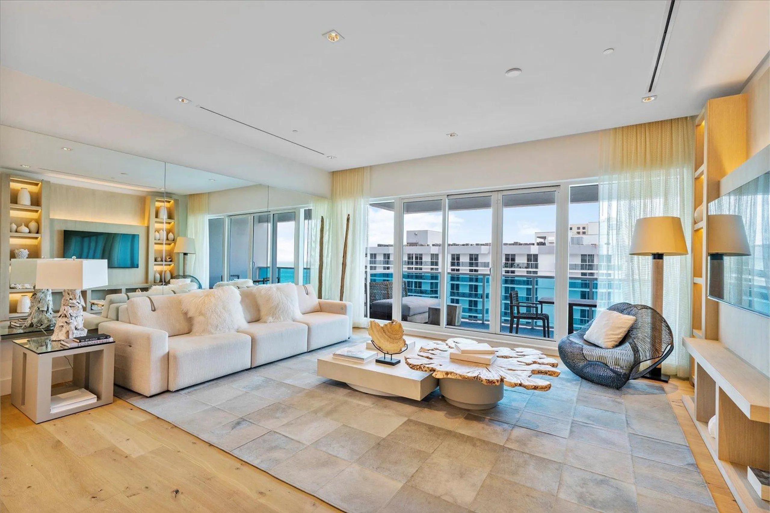 Sundrenched Miami Majesty Penthouse with Ocean Views — photograph 4