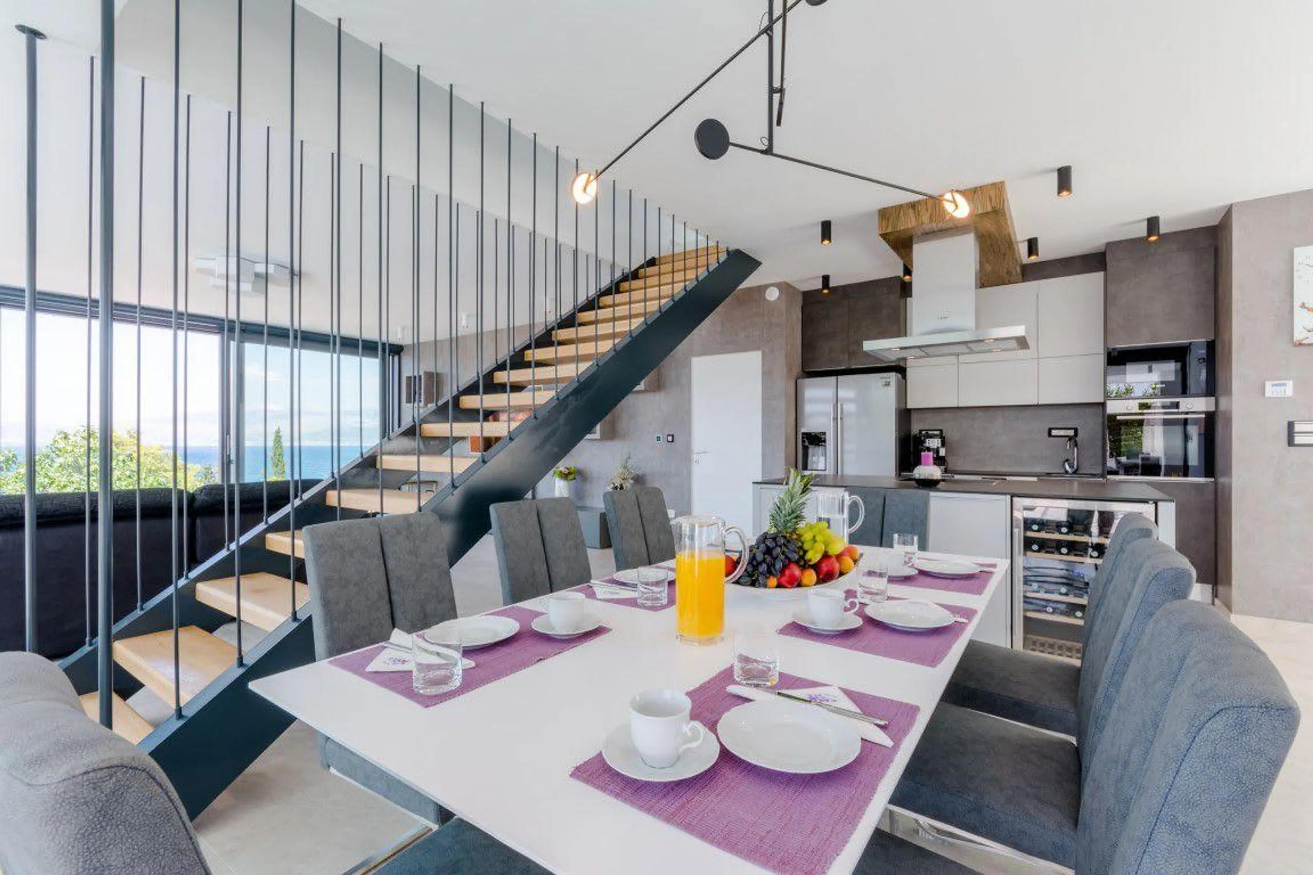 Luxurious Solid Villa with Unique Infinity Pool and Sutivan Sea Views — photograph 8