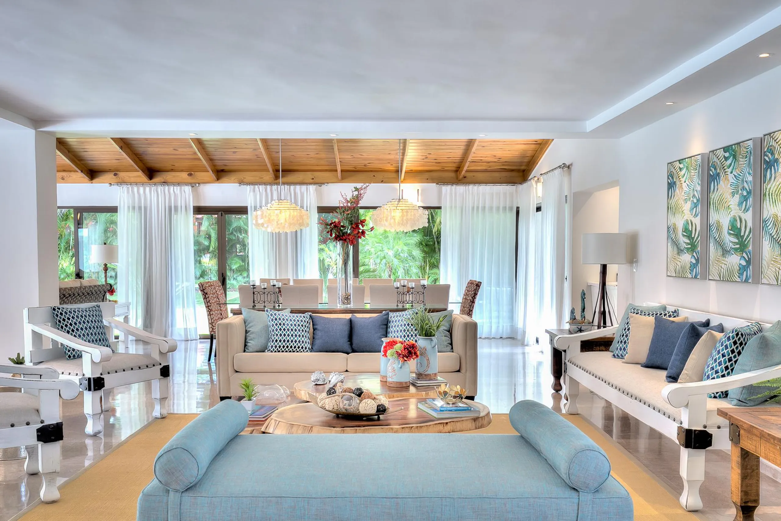 Sophisticated 4BR Villa with Expansive Garden Pool Terrace and Palapa — photograph 9