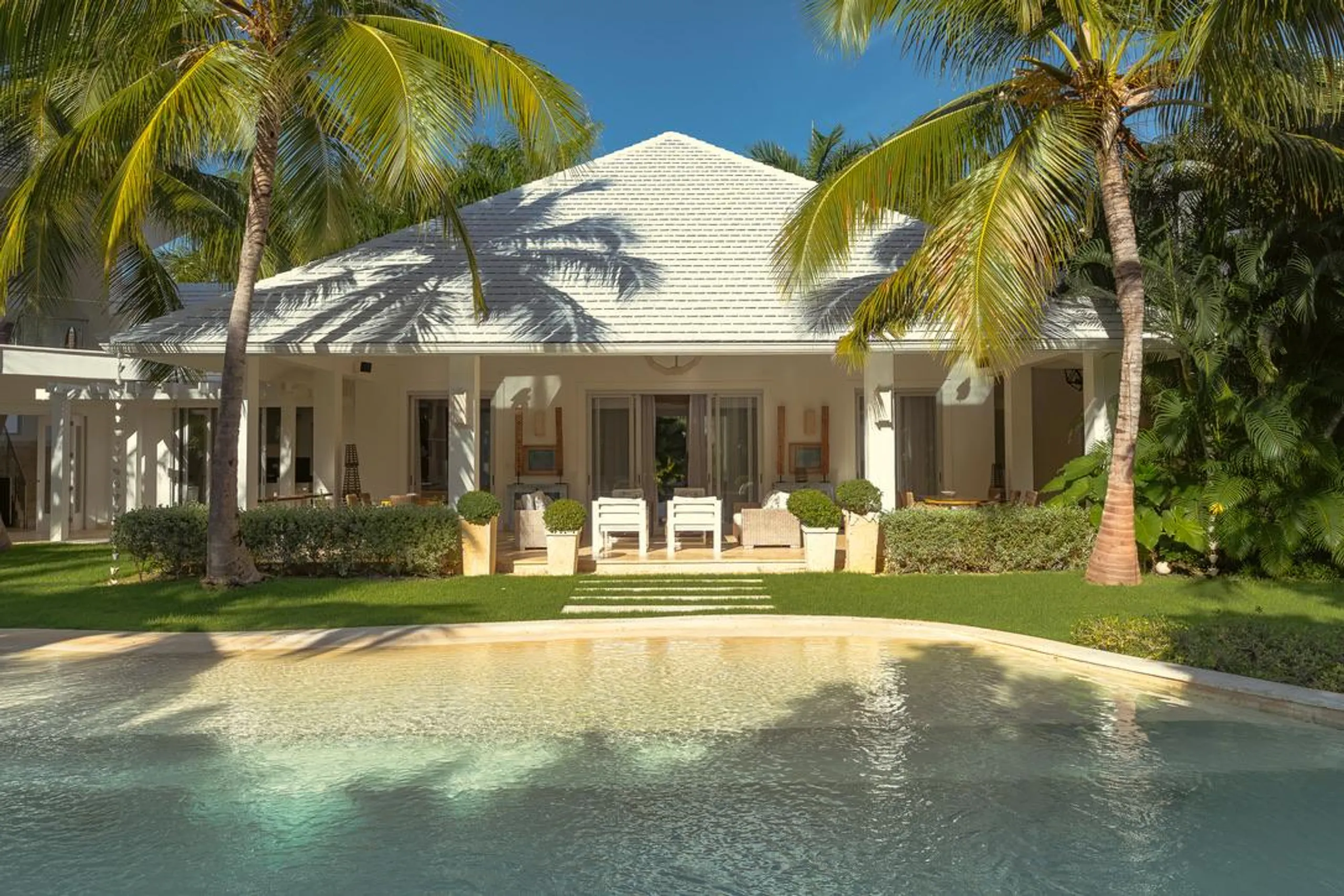 Breathtaking Luxury Villa with Private Beach — photograph 5
