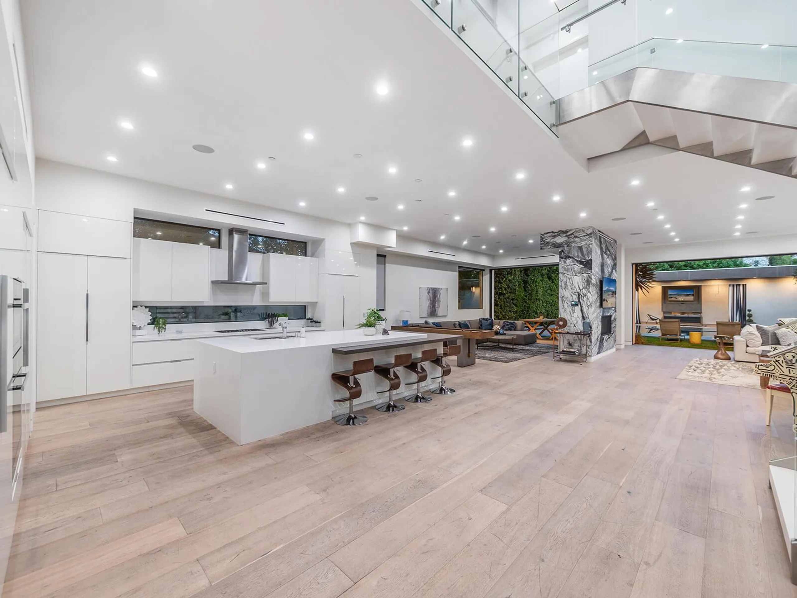 Impeccably Decorated Villa with Pool, Cabana, and Rooftop Deck — photograph 11