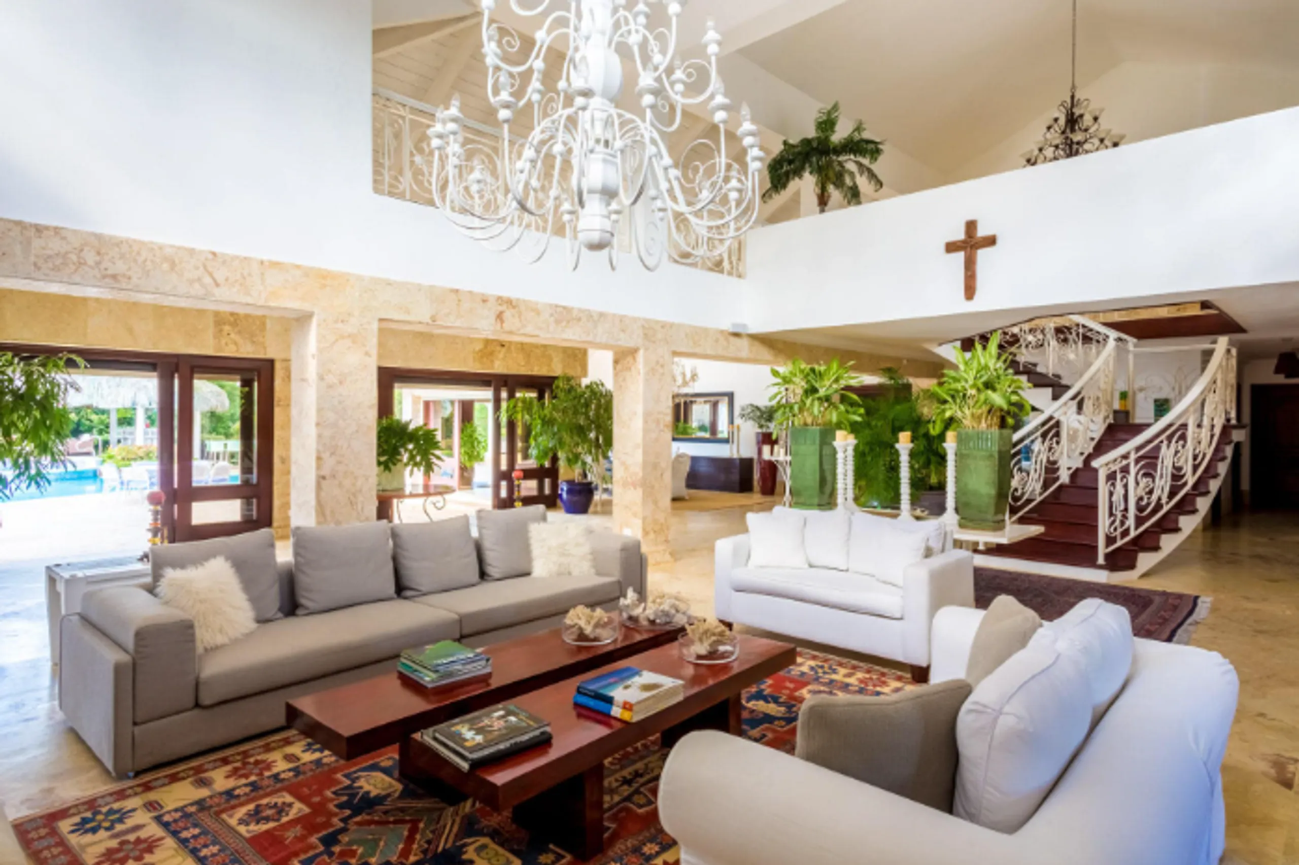 Classic Grand Estate with Private Pool and Gold Access — photograph 6