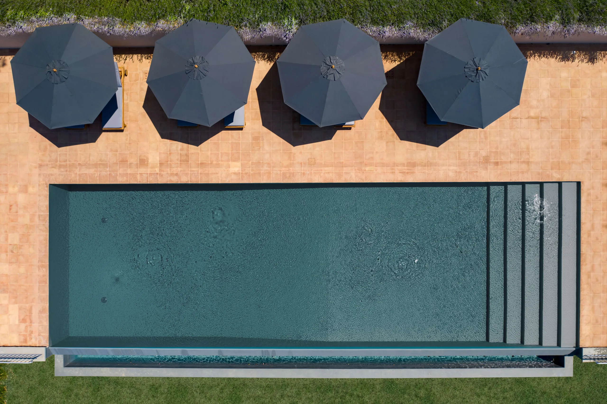 Tempting Contemporary Classic Villa with Saltwater Infinity Pool and Manicured Lawn — photograph 5