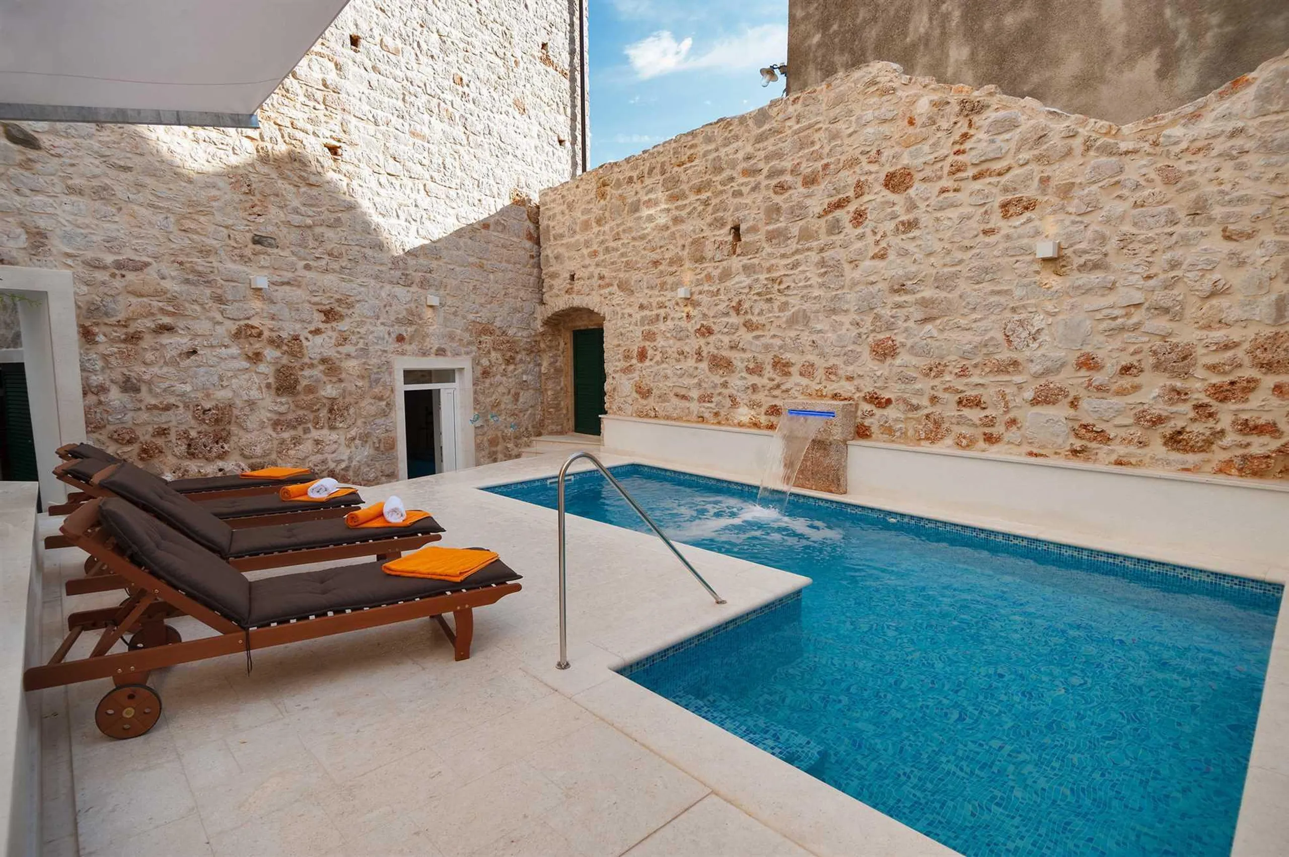Sophisticated  Villa with Private Pool, Jacuzzi, Sauna and Sea Views — photograph 4