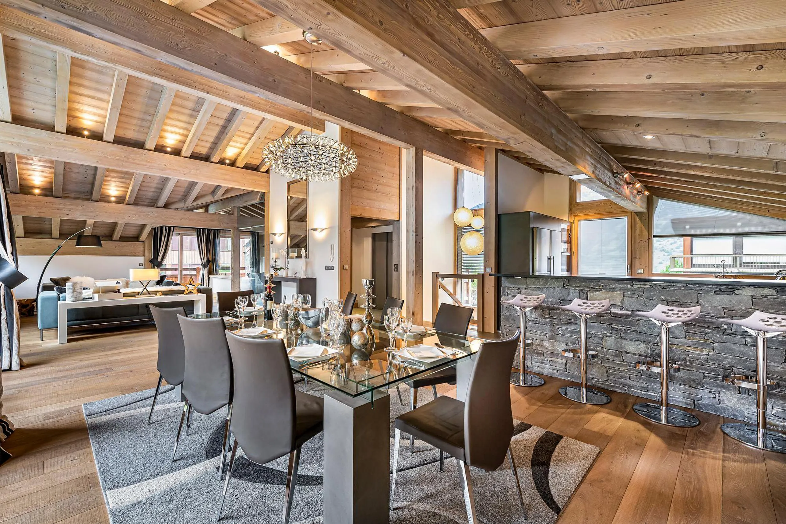 Invigorating 6BR Villa with Private Indoor Swimming Pool, Sauna and Alpine Scenery — photograph 4