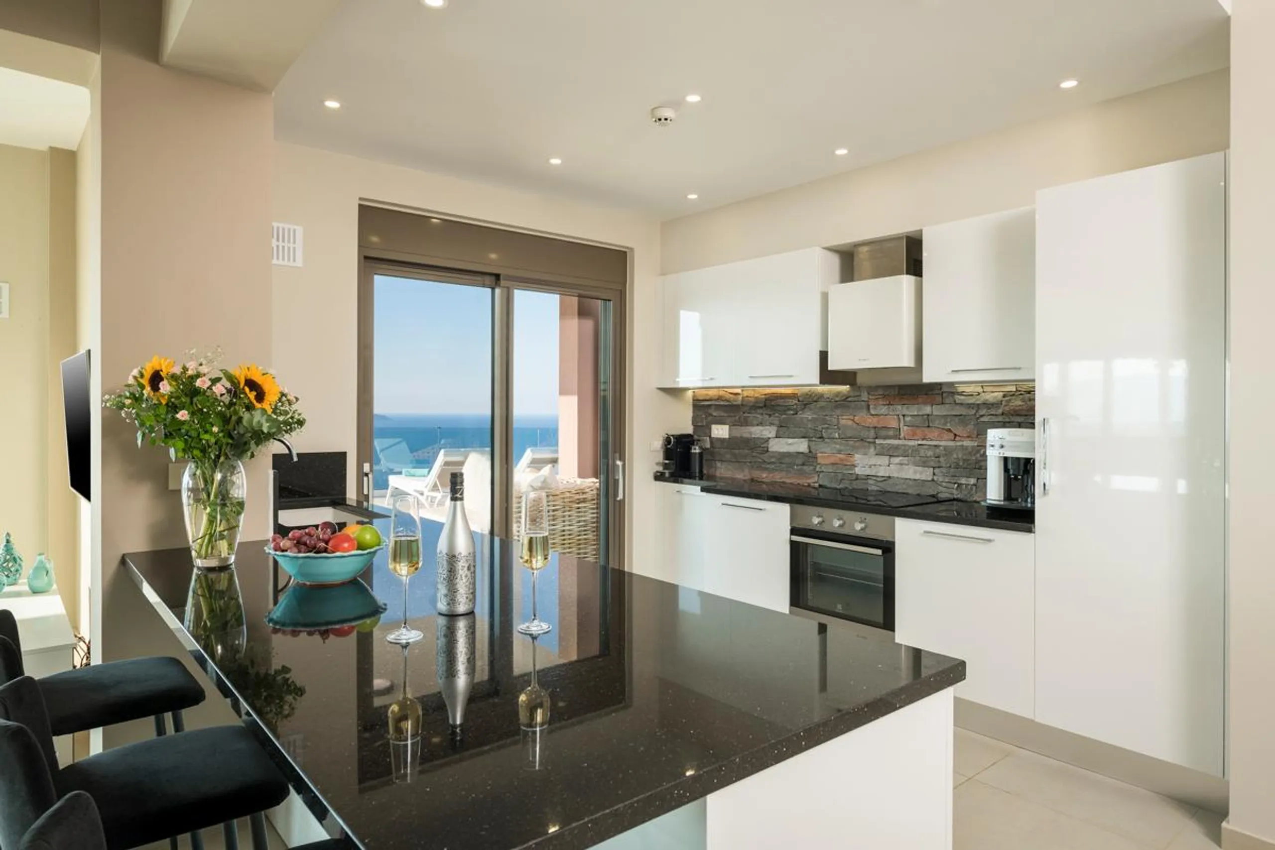 Luxurious Crete Villa with Heated Infinity Pool, Beach Access and Panoramic Sea Views — photograph 8