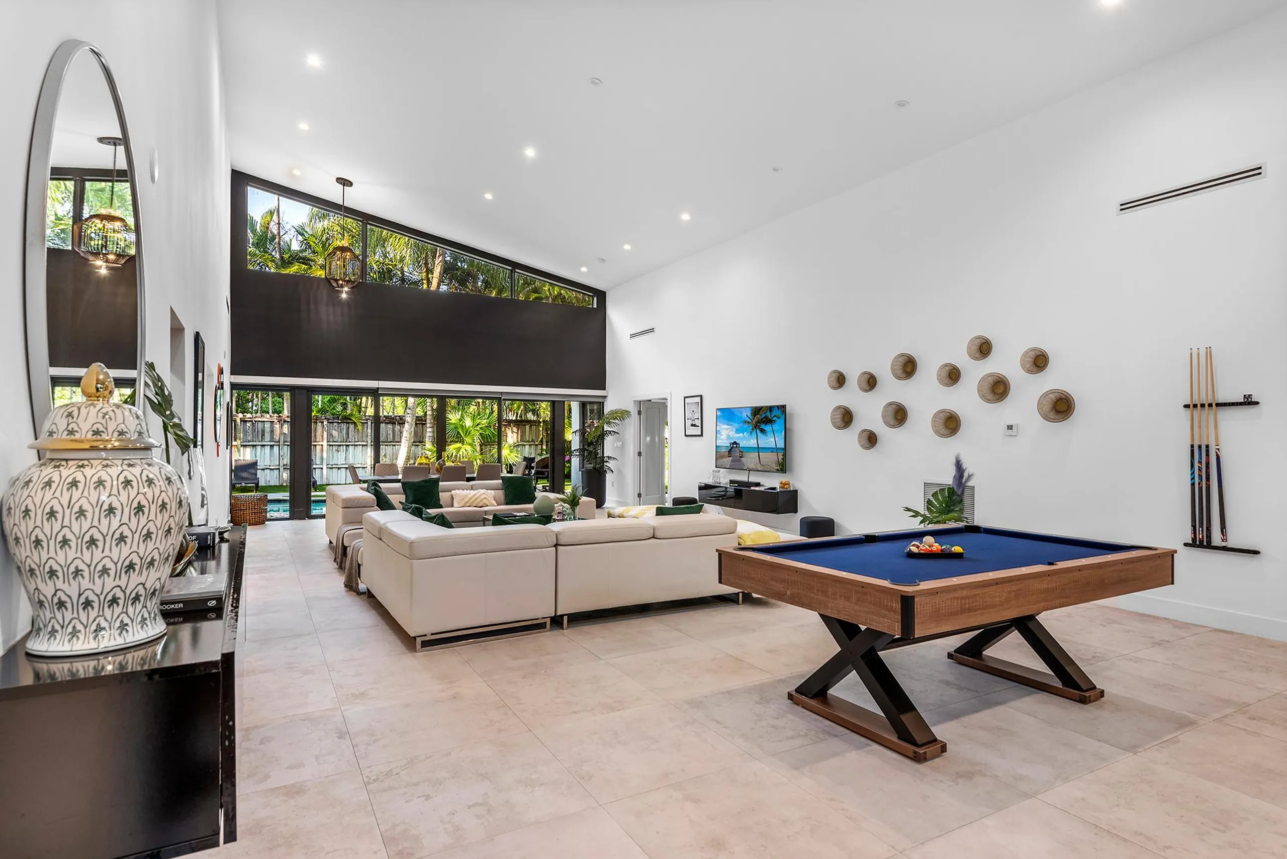 Coral Haven Modern Luxe Estate with Private Pool — photograph 9
