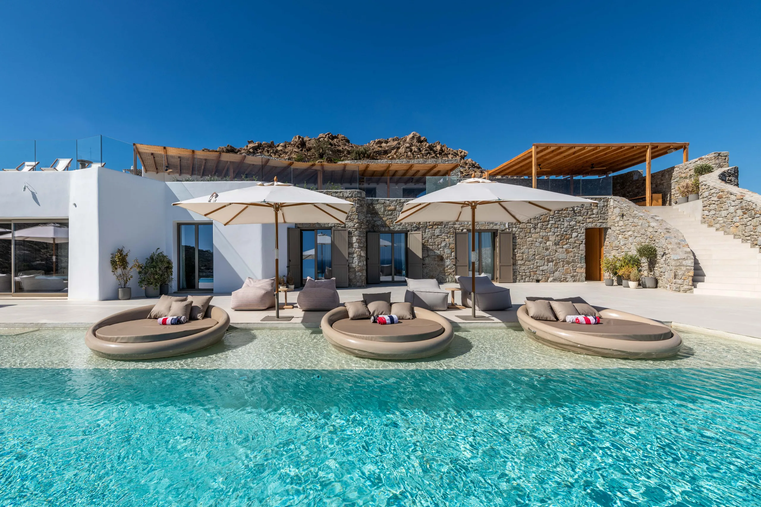 Top-of-the-line Psarou Getaway with Infinity Pool and Panoramic Sea & Beach Views — photograph 3