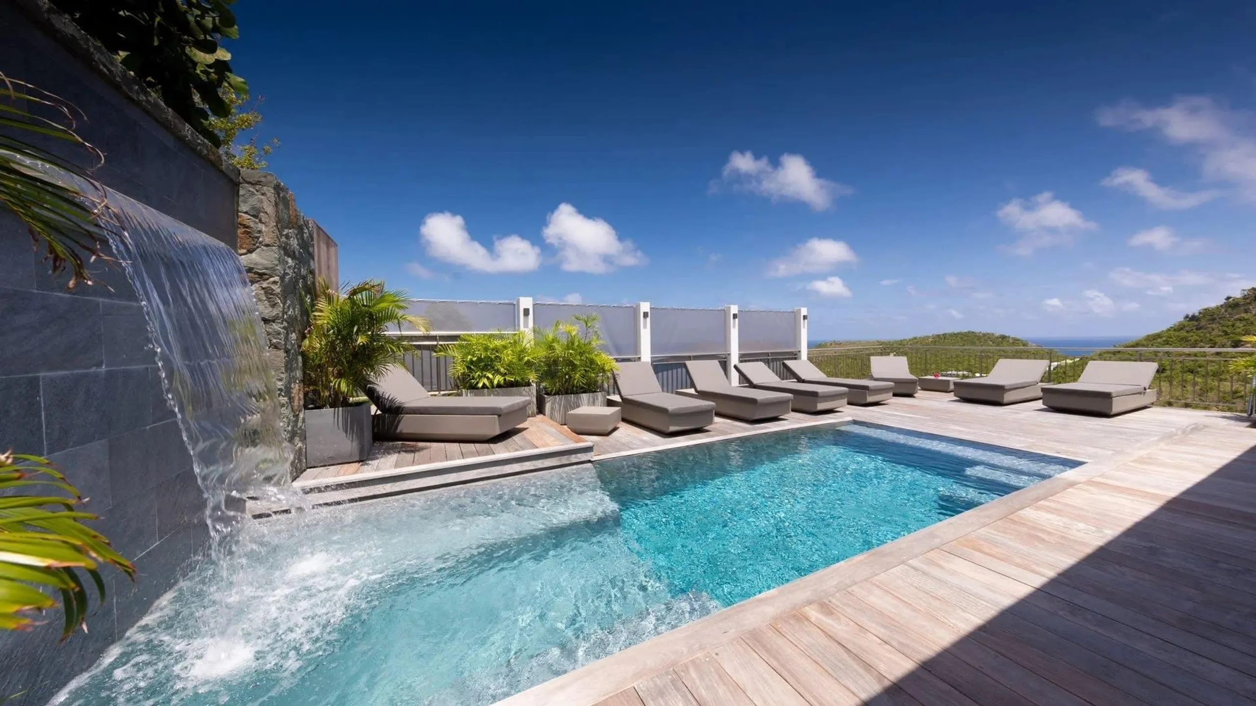 Stunning Oceanfront Villa with Waterfall Pool — photograph 2