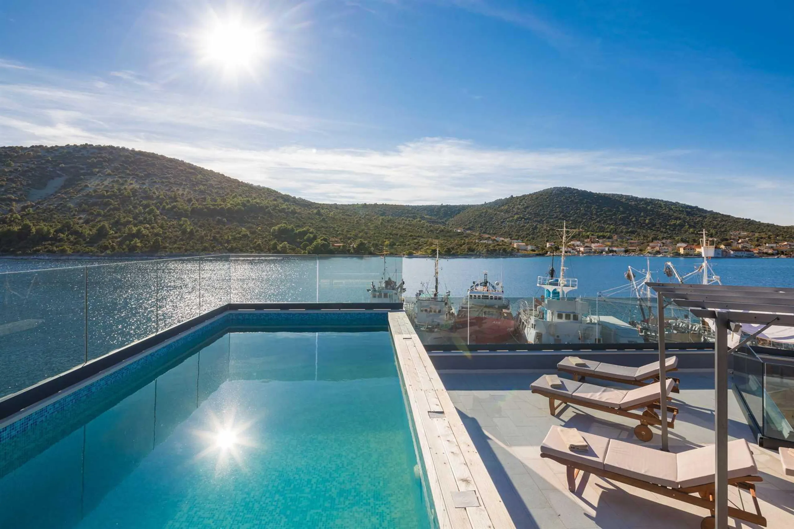 Beachfront Villa with Private Pool and Views of Crystal Clear Waters — photograph 2