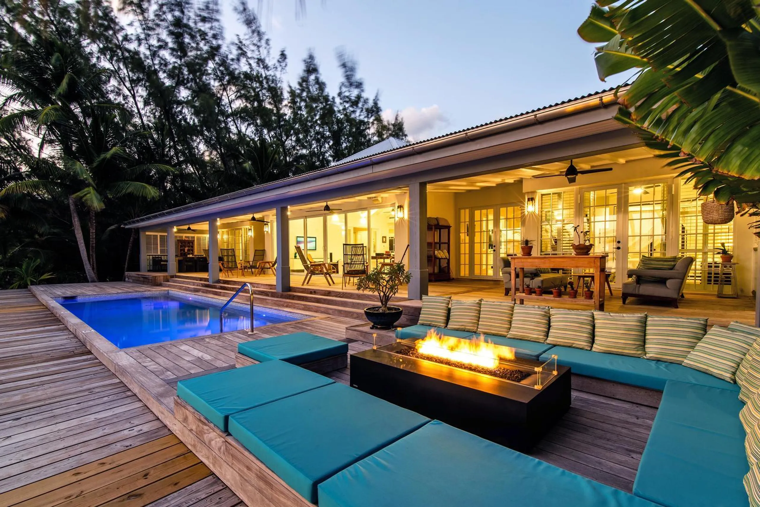 Stunning Cayman Kai Beachfront Estate with Private Pool and Ocean Views — photograph 2