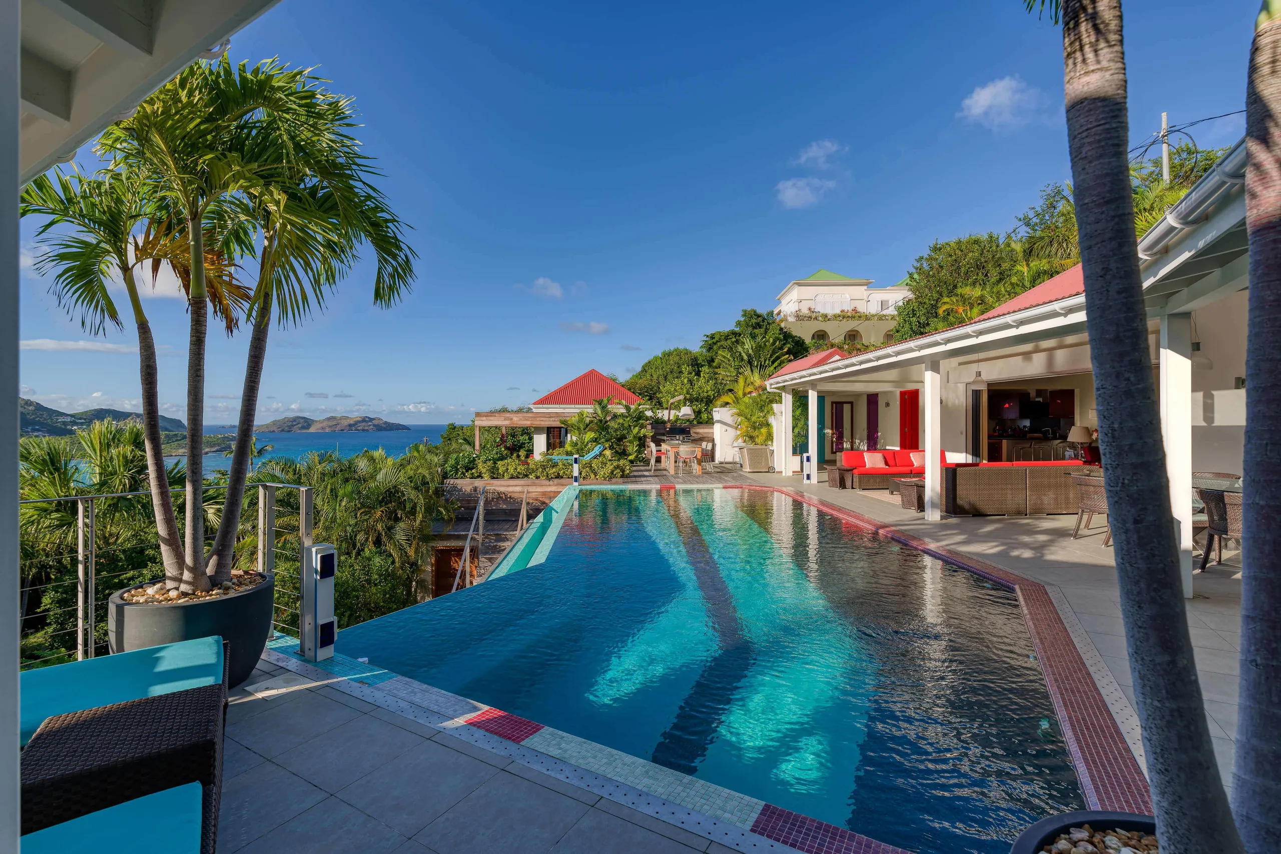 Colonial-Styled Villa with Private infinity Pool and Bay Views — photograph 3
