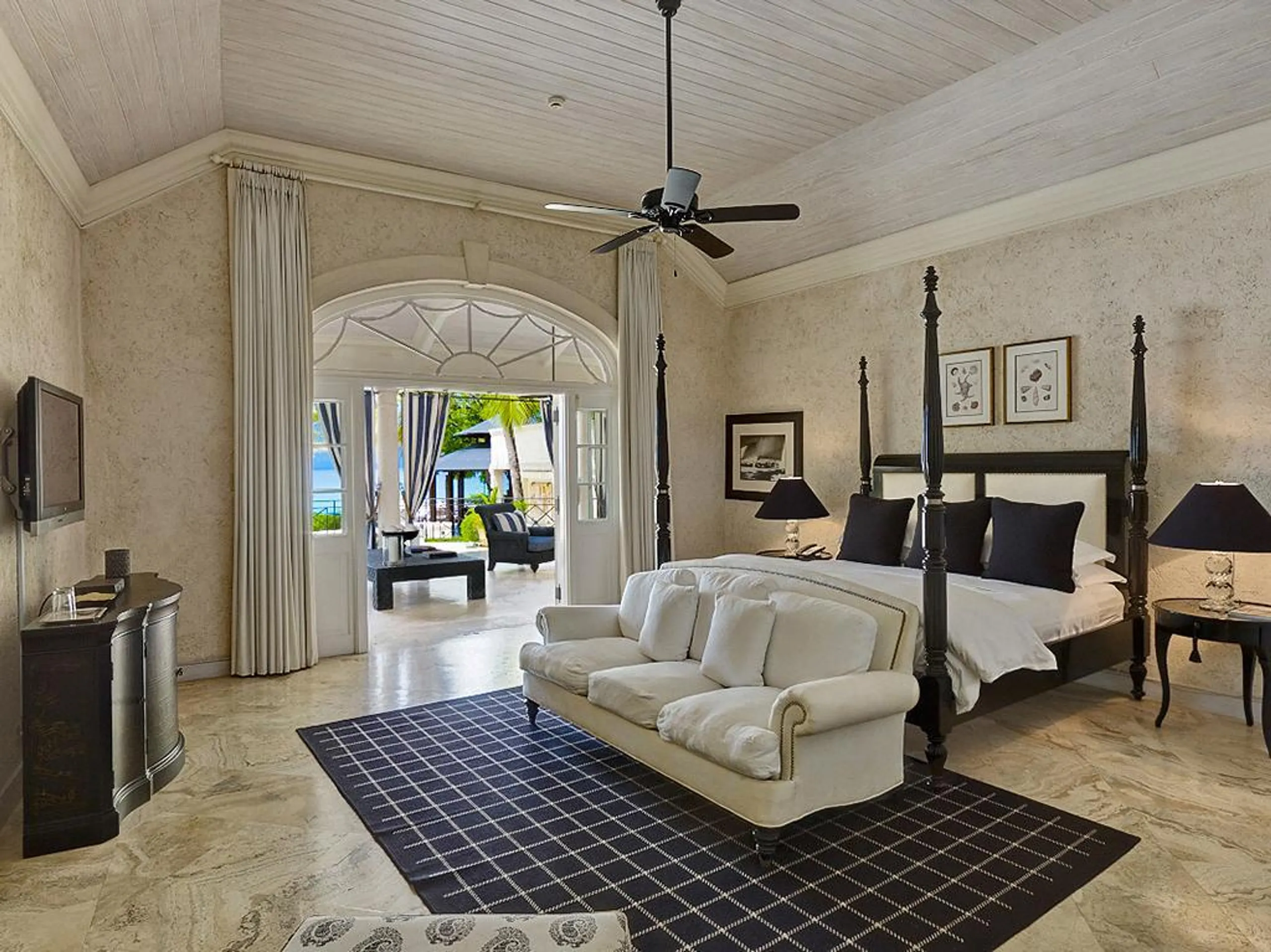 Classic Beach Front Estate with Private Pool and Panoramic Ocean Views — photograph 7