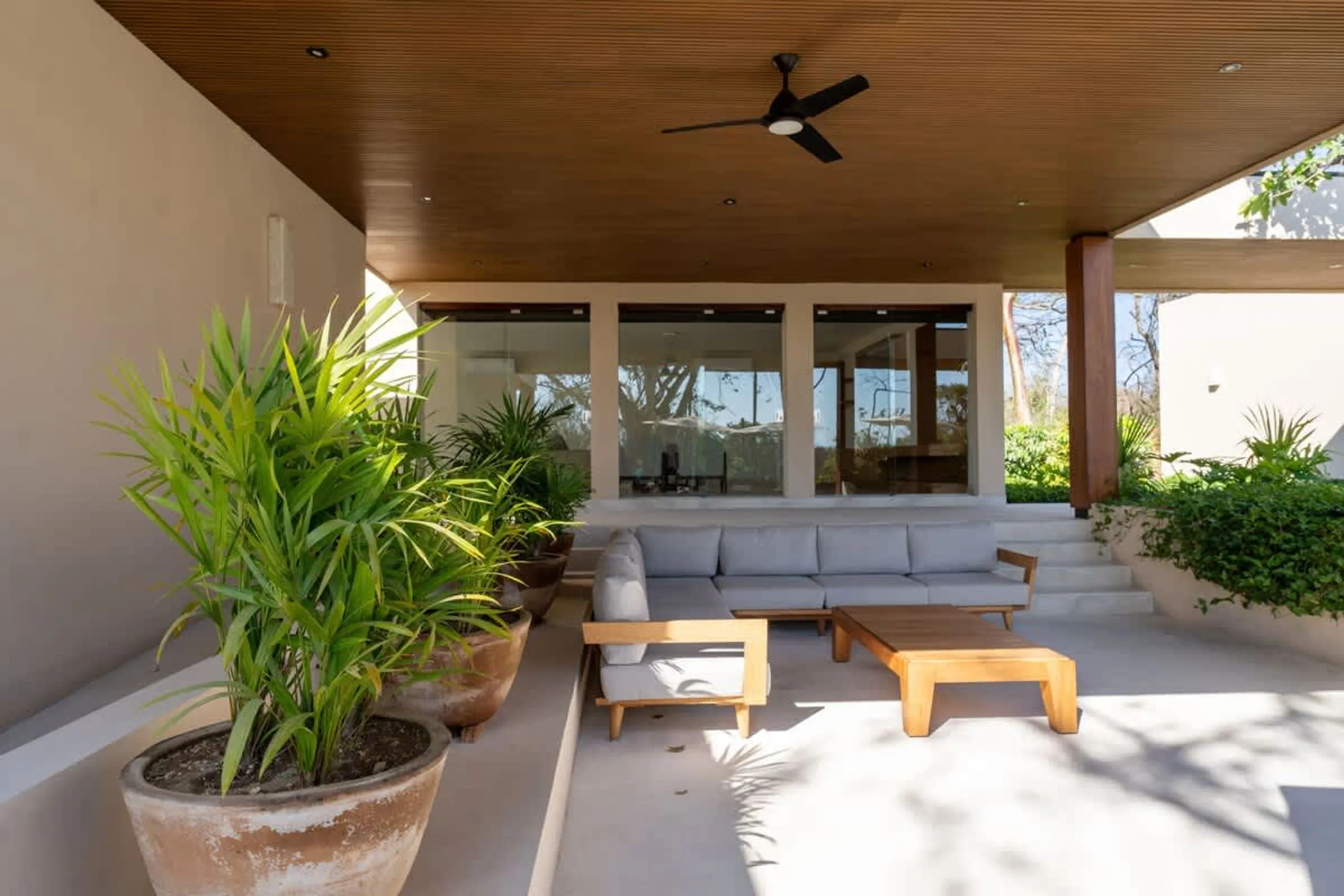 Airy and Spacius Contemporary Villa with Pool and Premier Golf Access — photograph 11