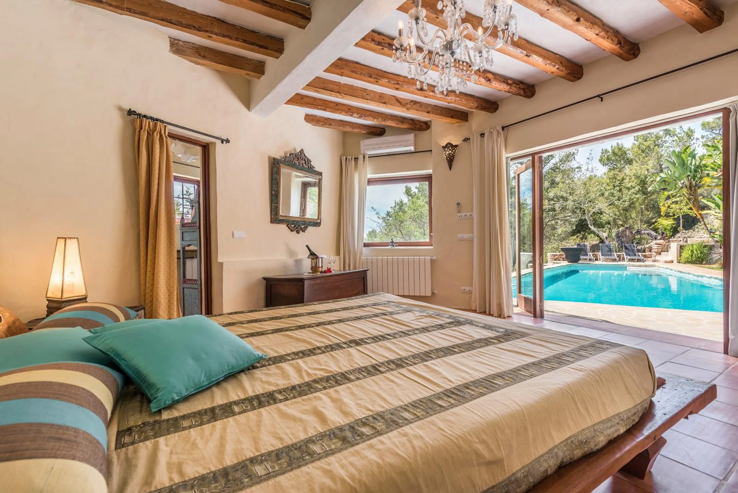 Authentic Finca Charm with Private Pool and Countryside Views — photograph 11