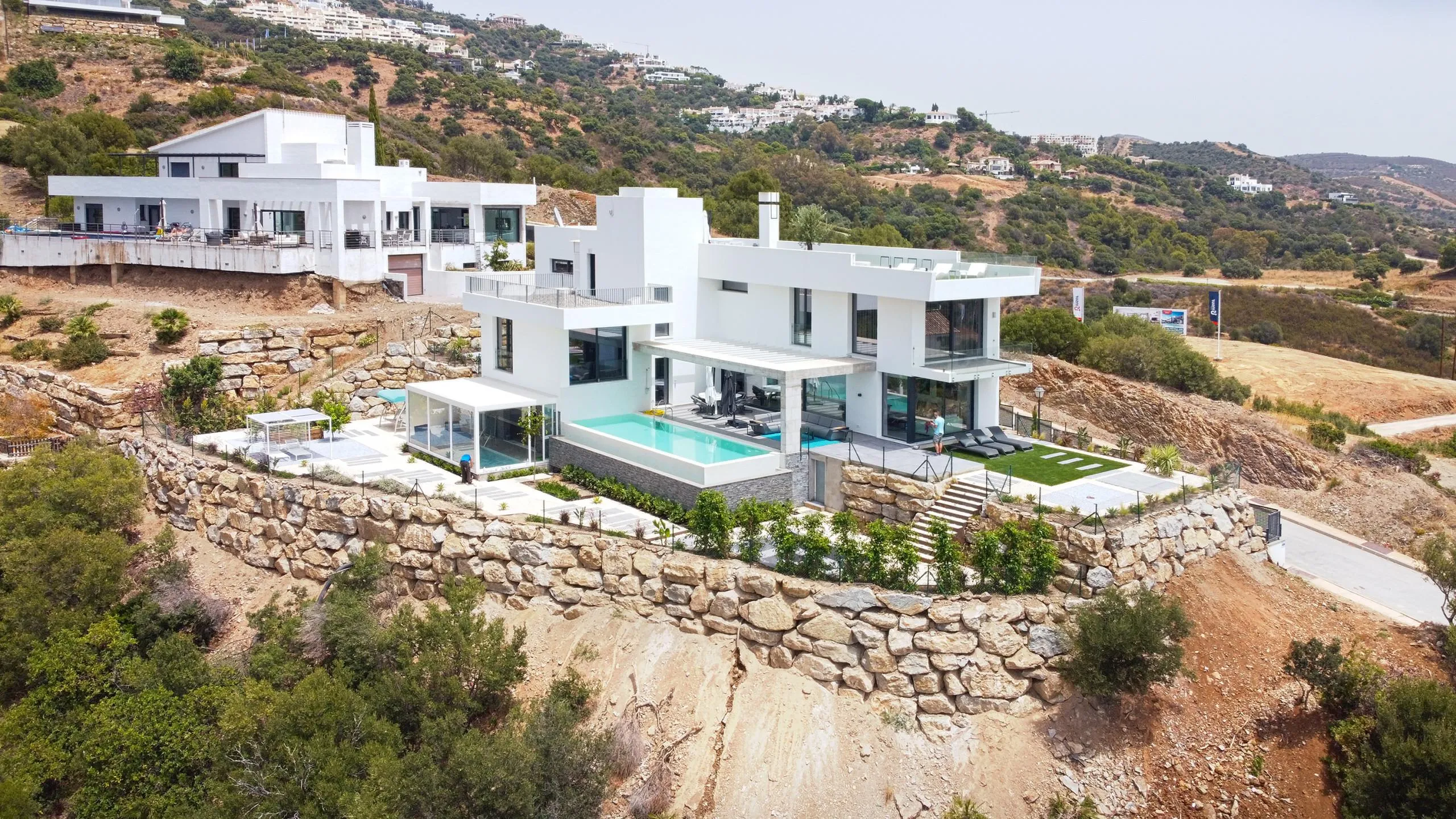 Breathtaking Panoramic View Pool Compound with Infinity Pool — photograph 2