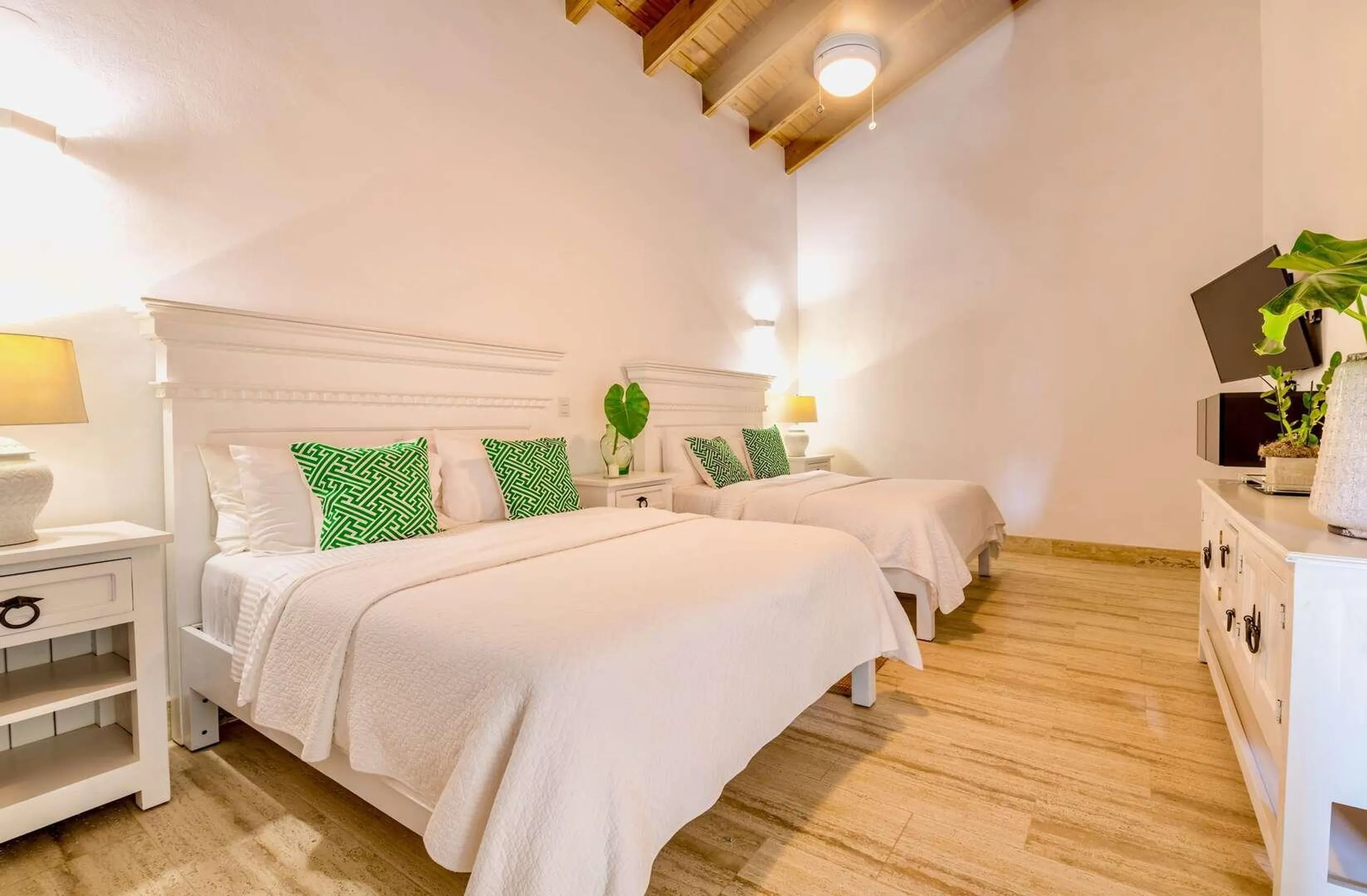 Elegant Serenity Villa with Private Pool Access to Beach, Tennis Club, and Golf Courses — photograph 8