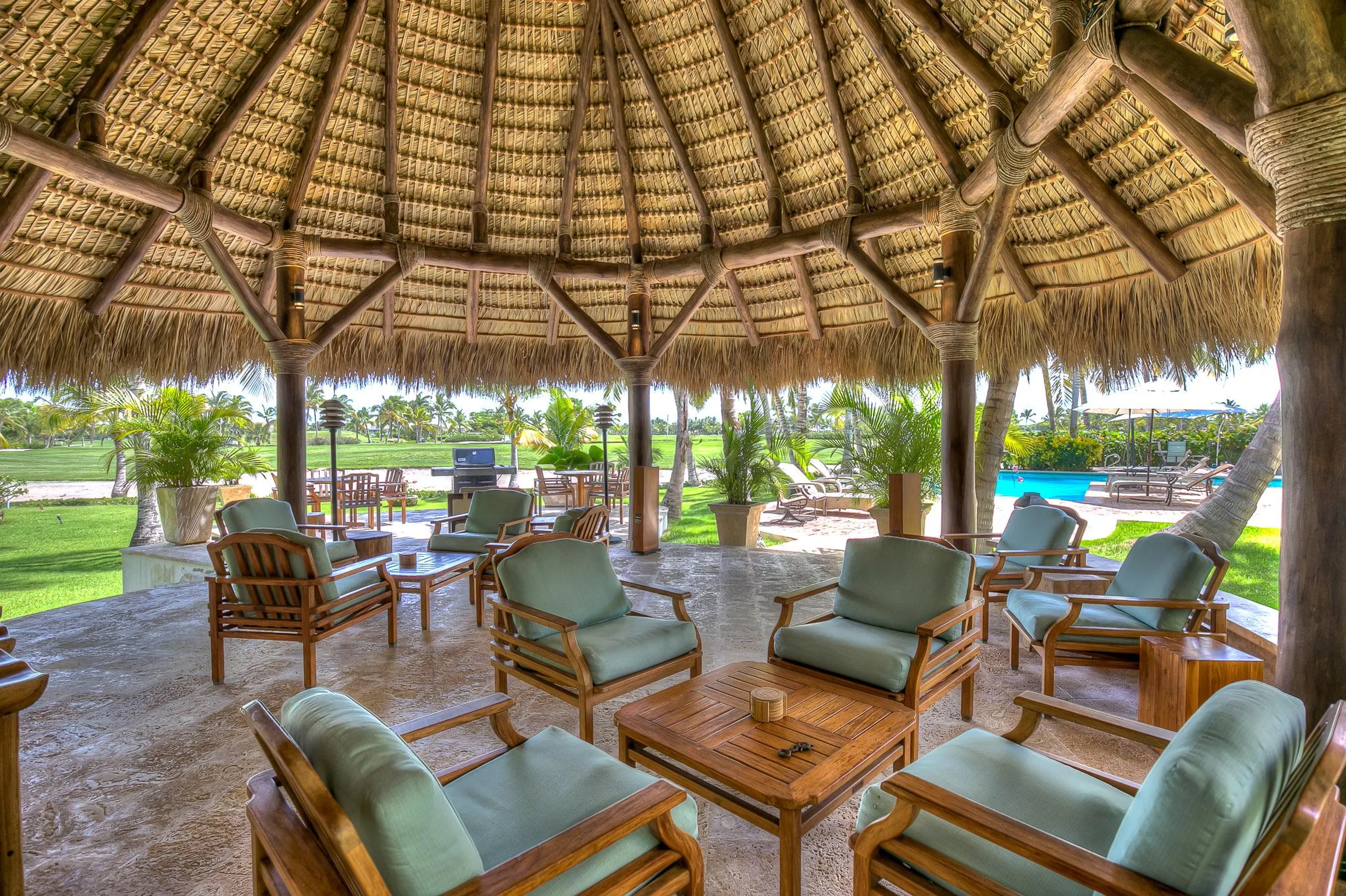 Opulent Six-Bedroom Villa with Pool, Jacuzzi, Gazebo and Golf Views — photograph 6