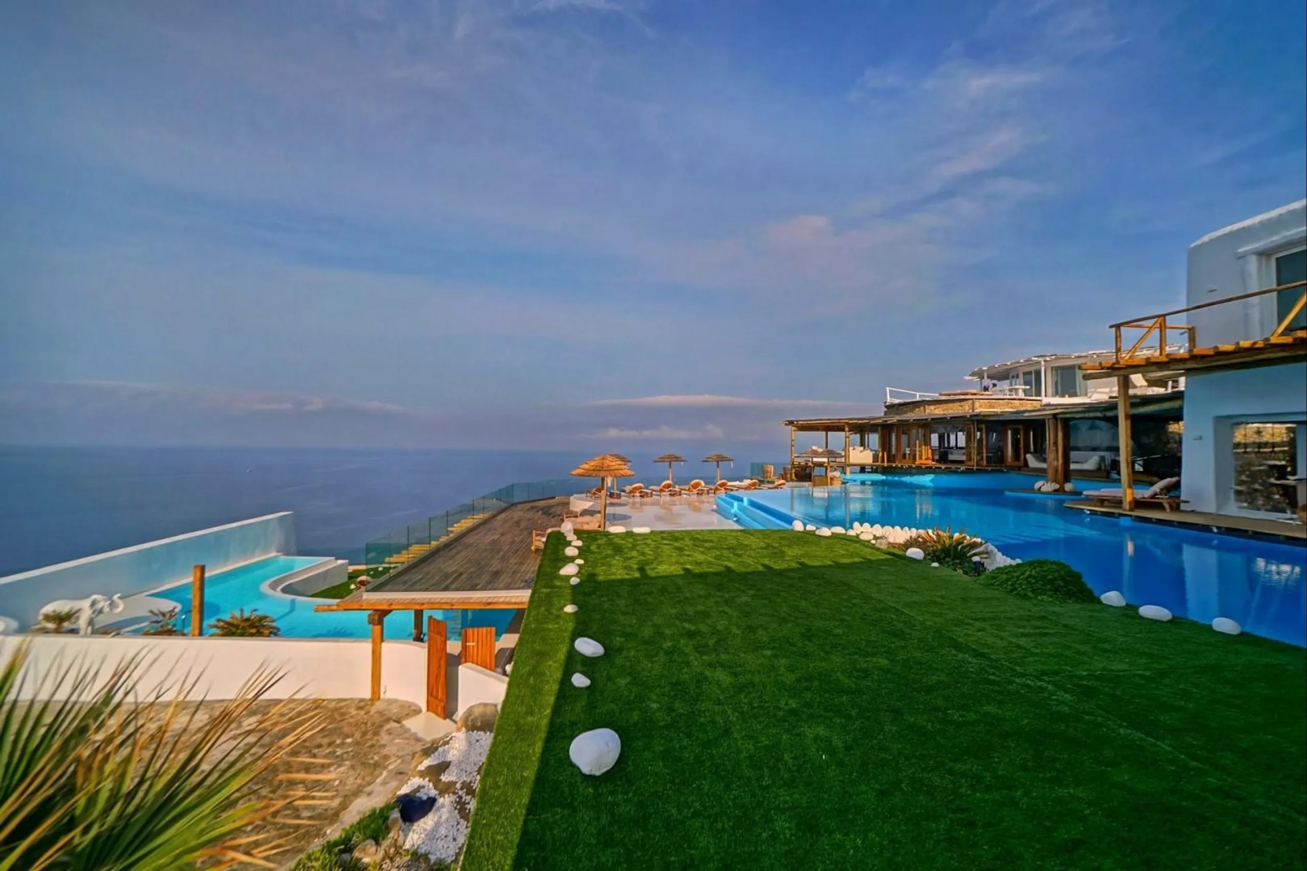 Luxurious Haven with Panoramic Views and Refreshing Pool — photograph 5