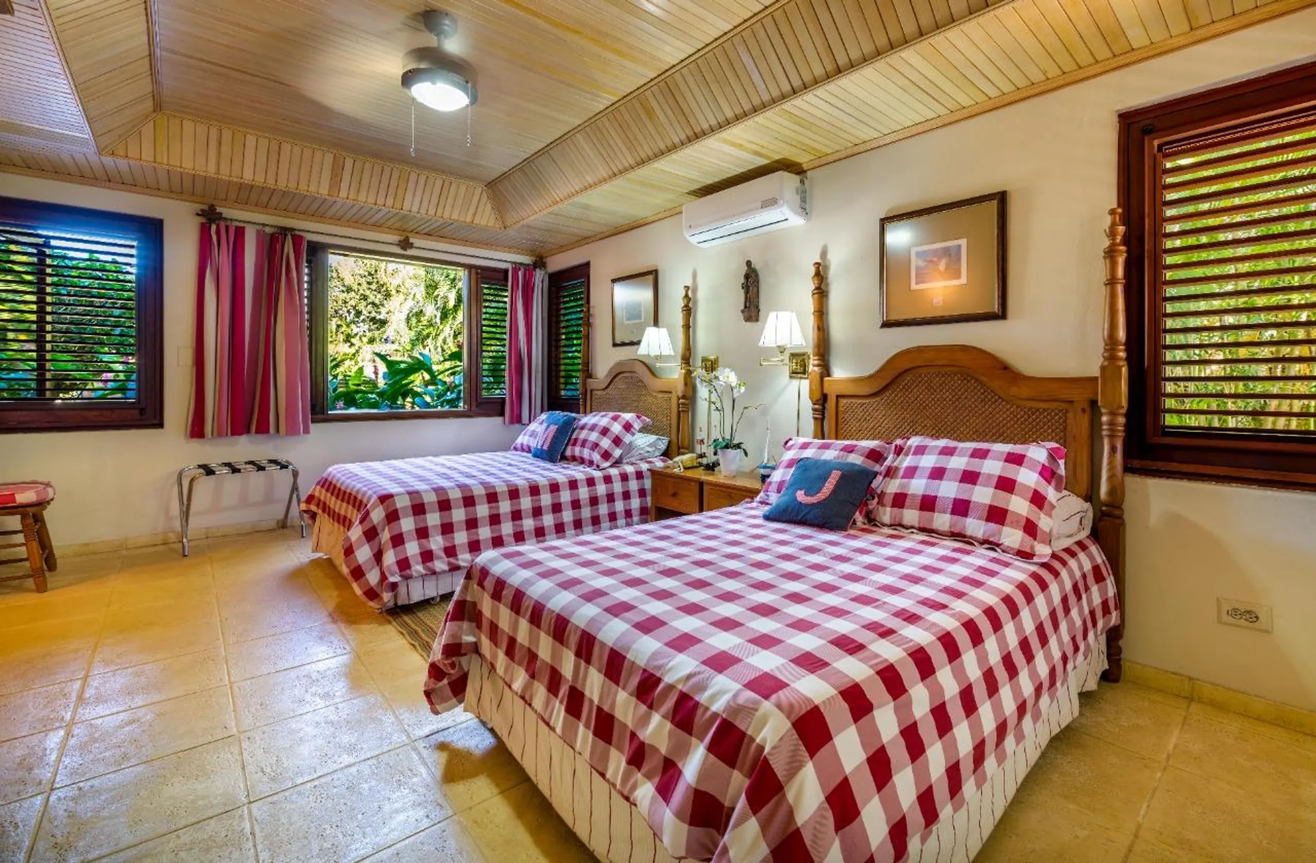 Majestic Villa with Pool and Stunning Ocean Views — photograph 8