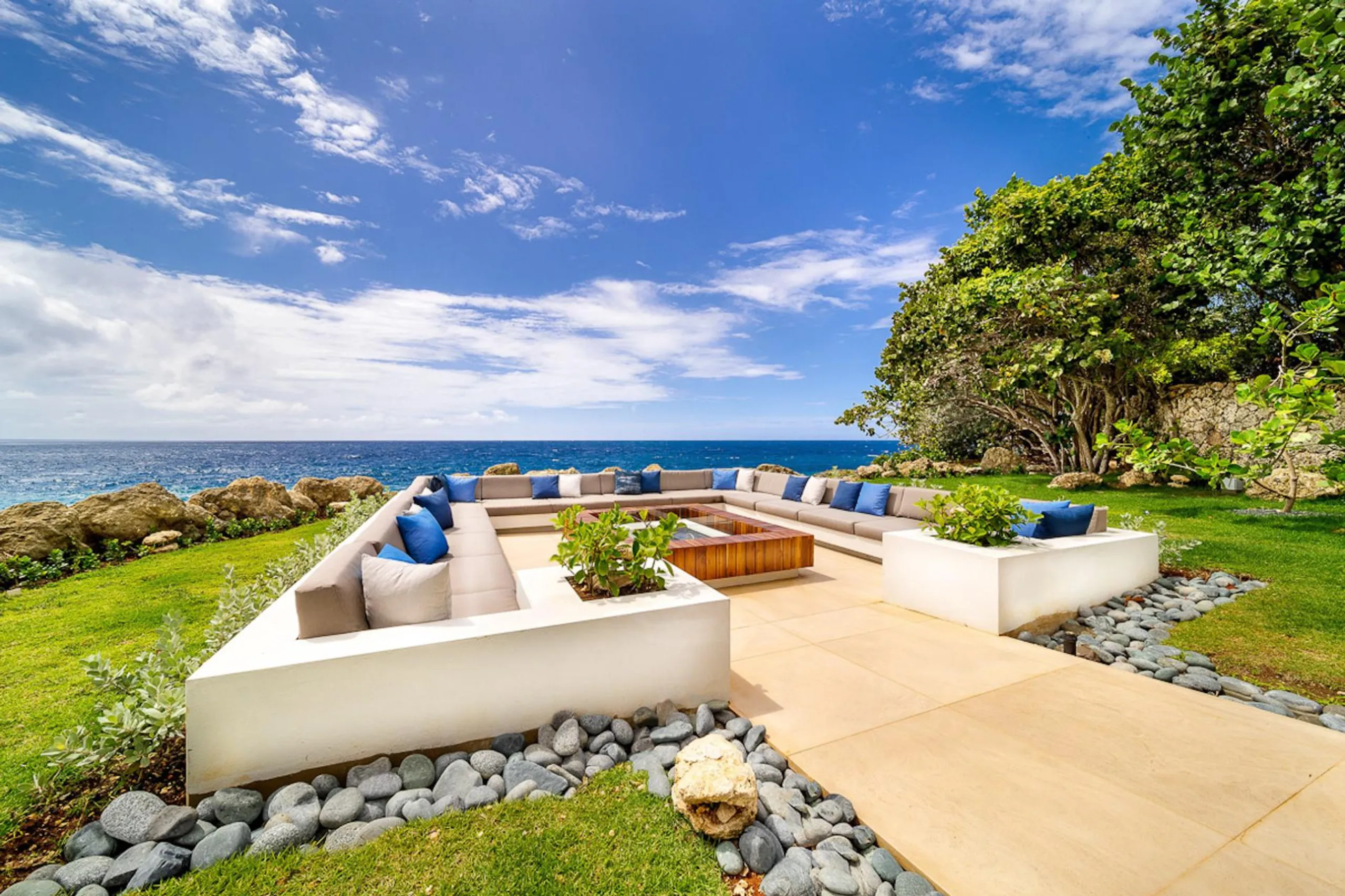 Gleaming Contemporary Villa with Private Pool and Caribbean Sea Views — photograph 4