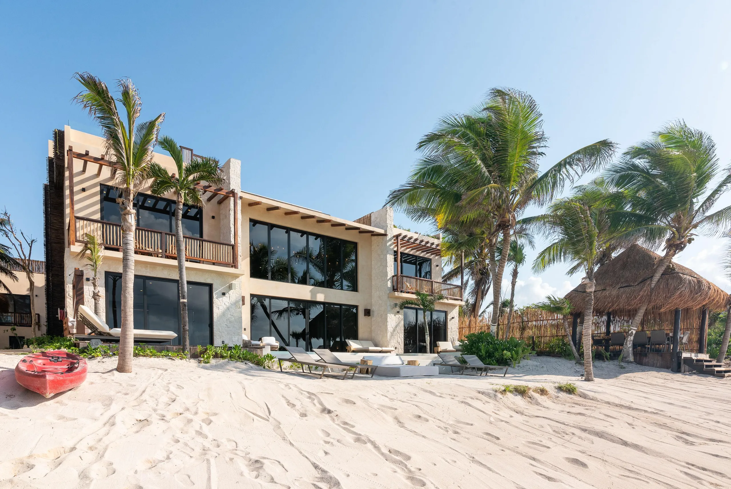 Beautiful Beachfront Estate with Infinity Pool and Ocean Views — photograph 3