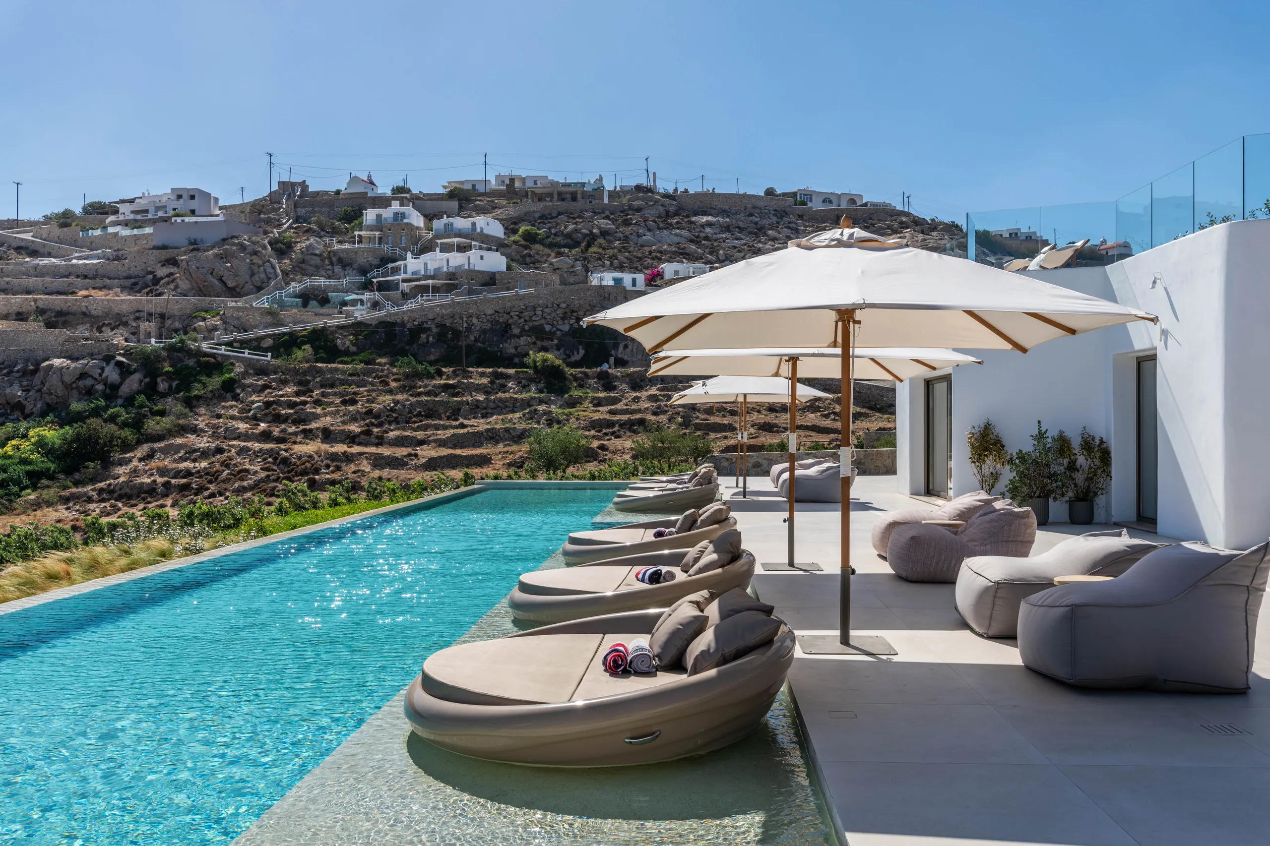 Top-of-the-line Psarou Getaway with Infinity Pool and Panoramic Sea & Beach Views — photograph 5