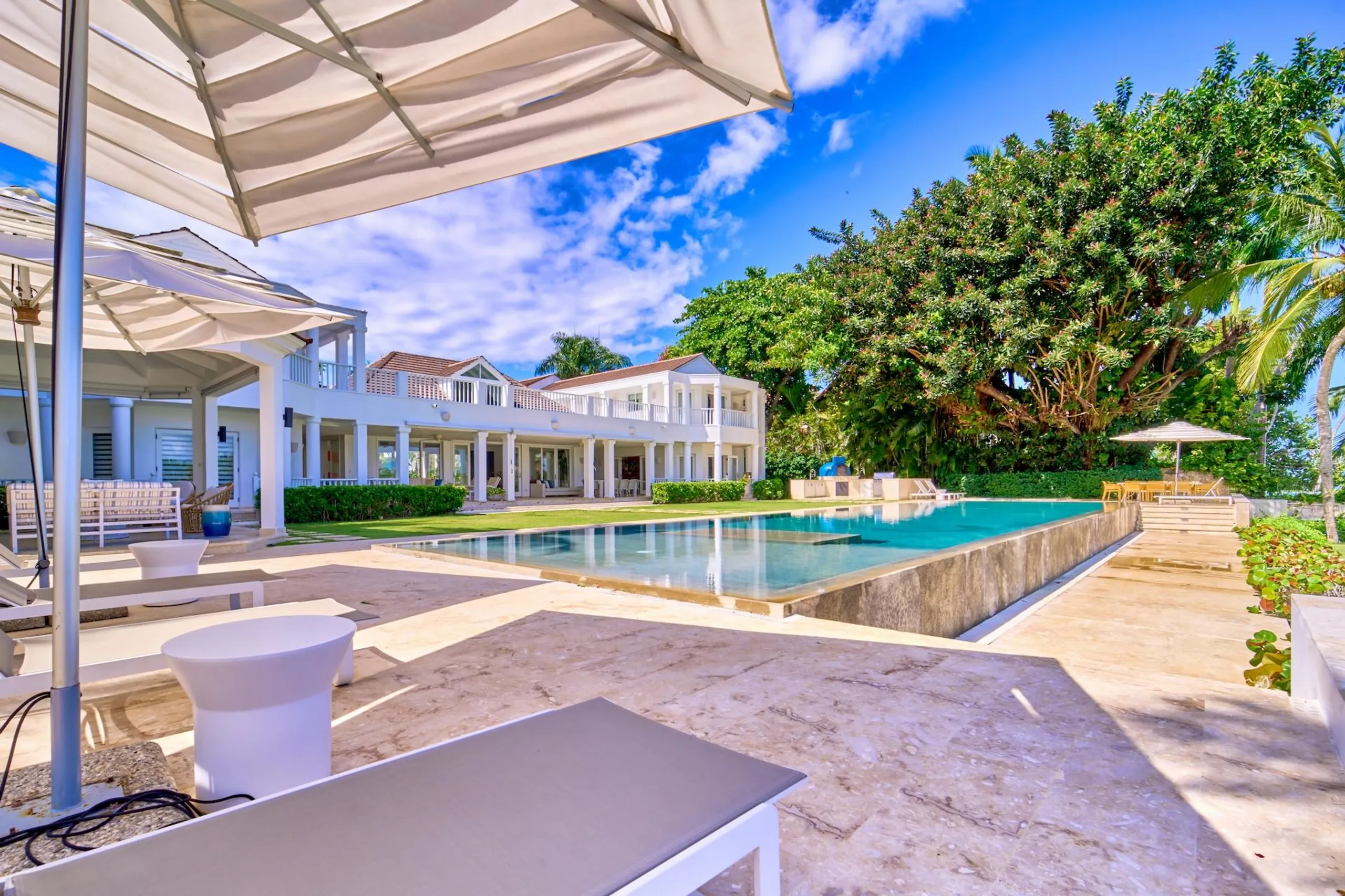 Elegant Classic Luxury Villa with Private Pool and Exceptional Water Views, Casa de Campo