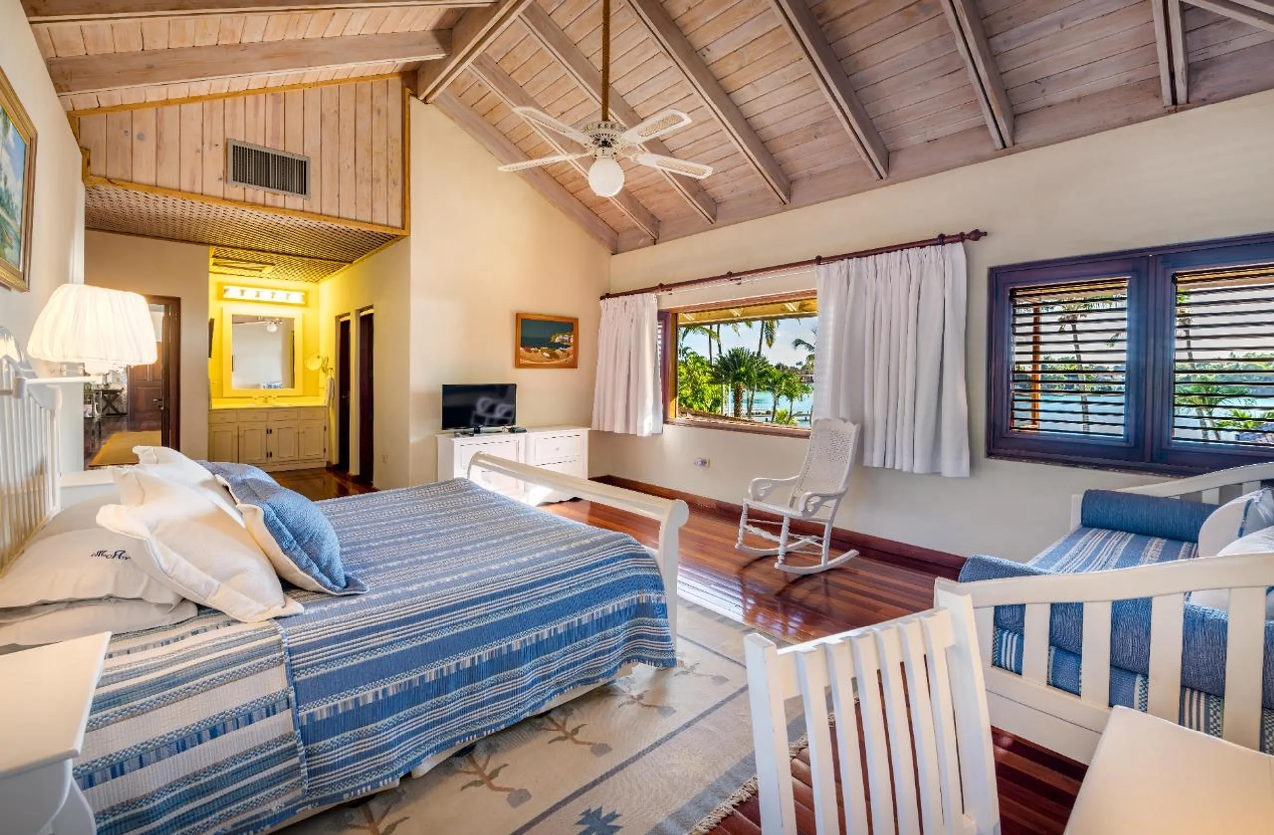 Majestic Villa with Pool and Stunning Ocean Views — photograph 12