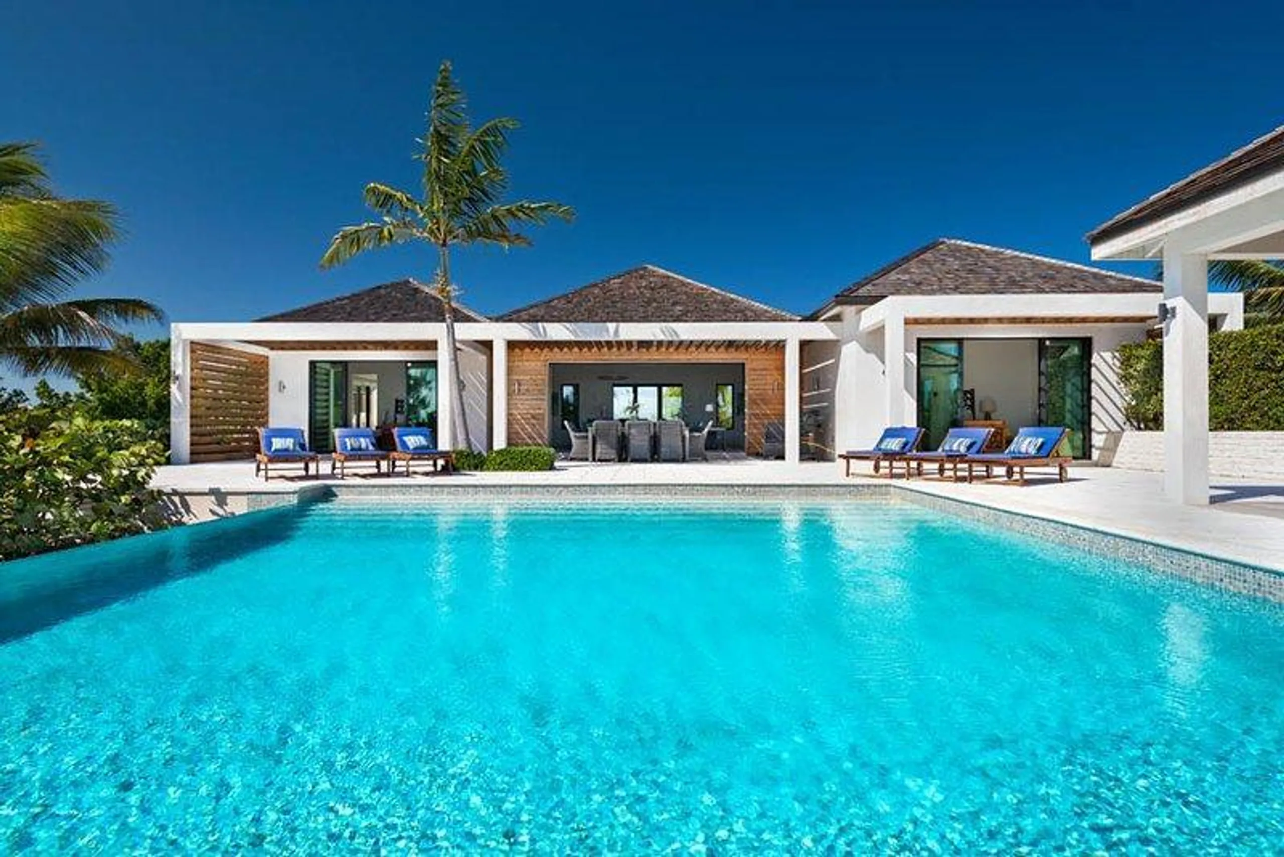 Refined Contemporary Beachfront Long Bay Beach Villa with Infinity Pool — photograph 4